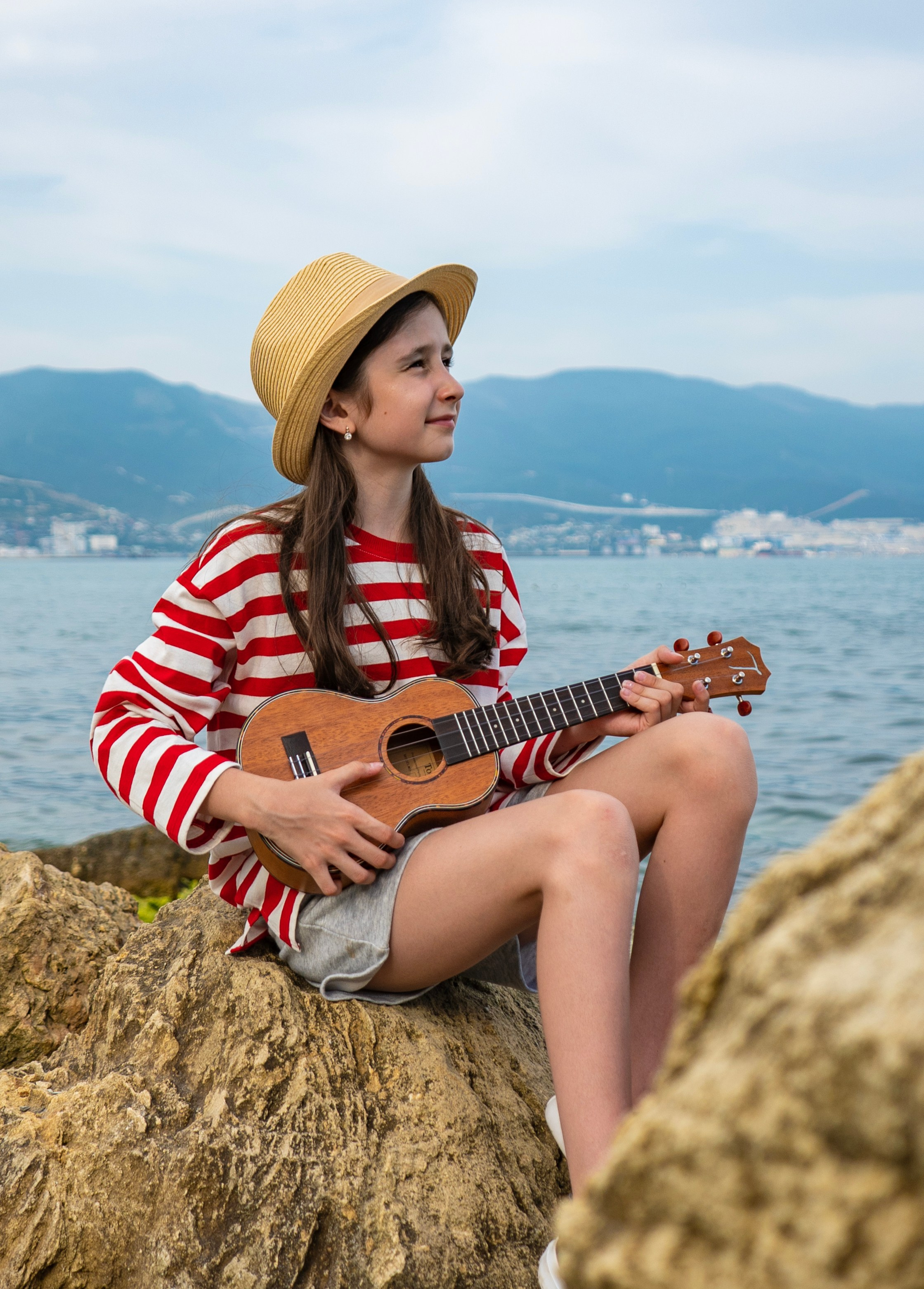 Съемка в центре Новороссийска. Семейный и детский фотограф Екатерина Черняева. Снимаю портреты, love story, фотопрогулки, работаю на улице, в кафе, студии, дома у клиента