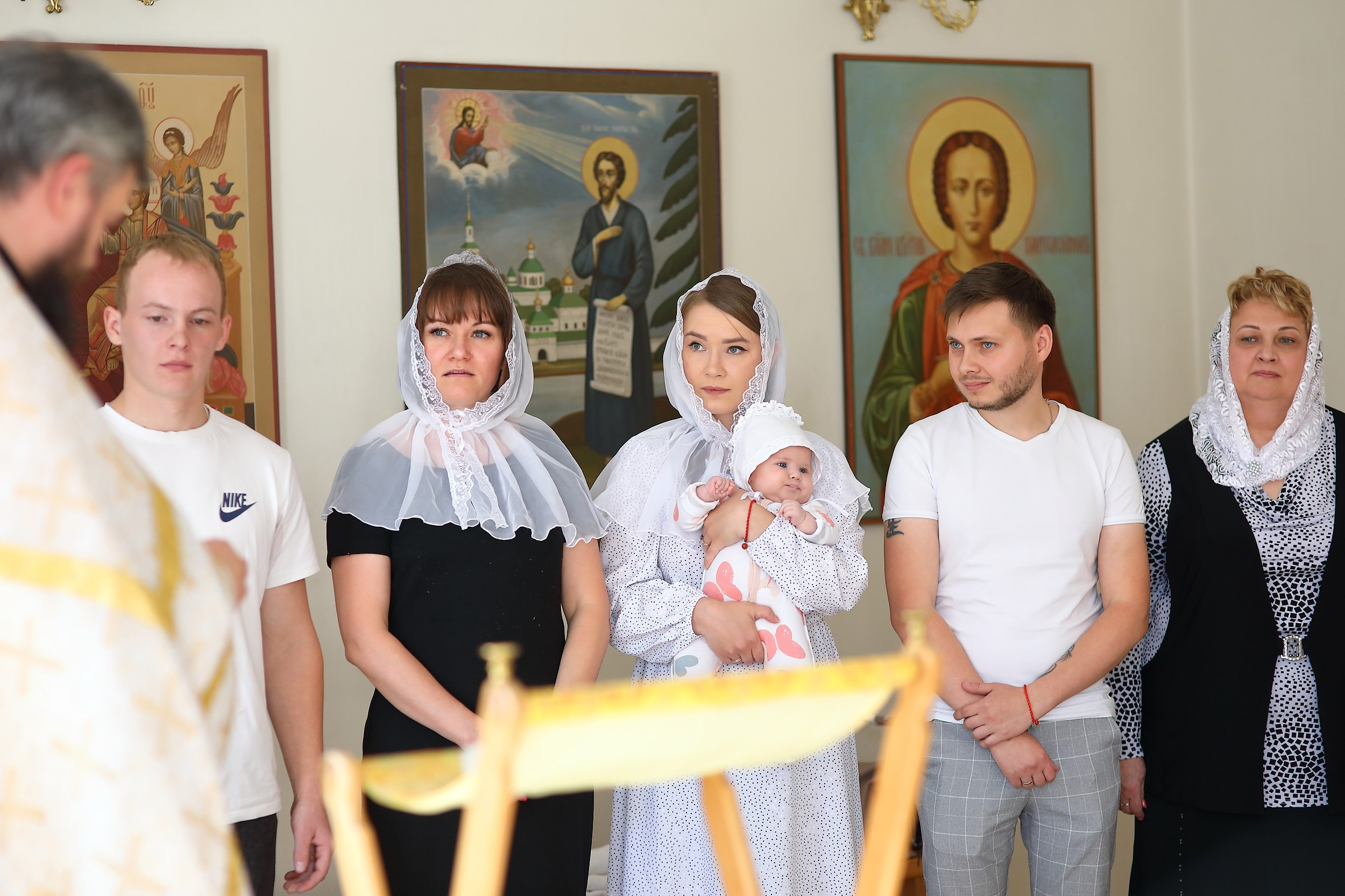 фотосессия крещение в храме крестные и близкие