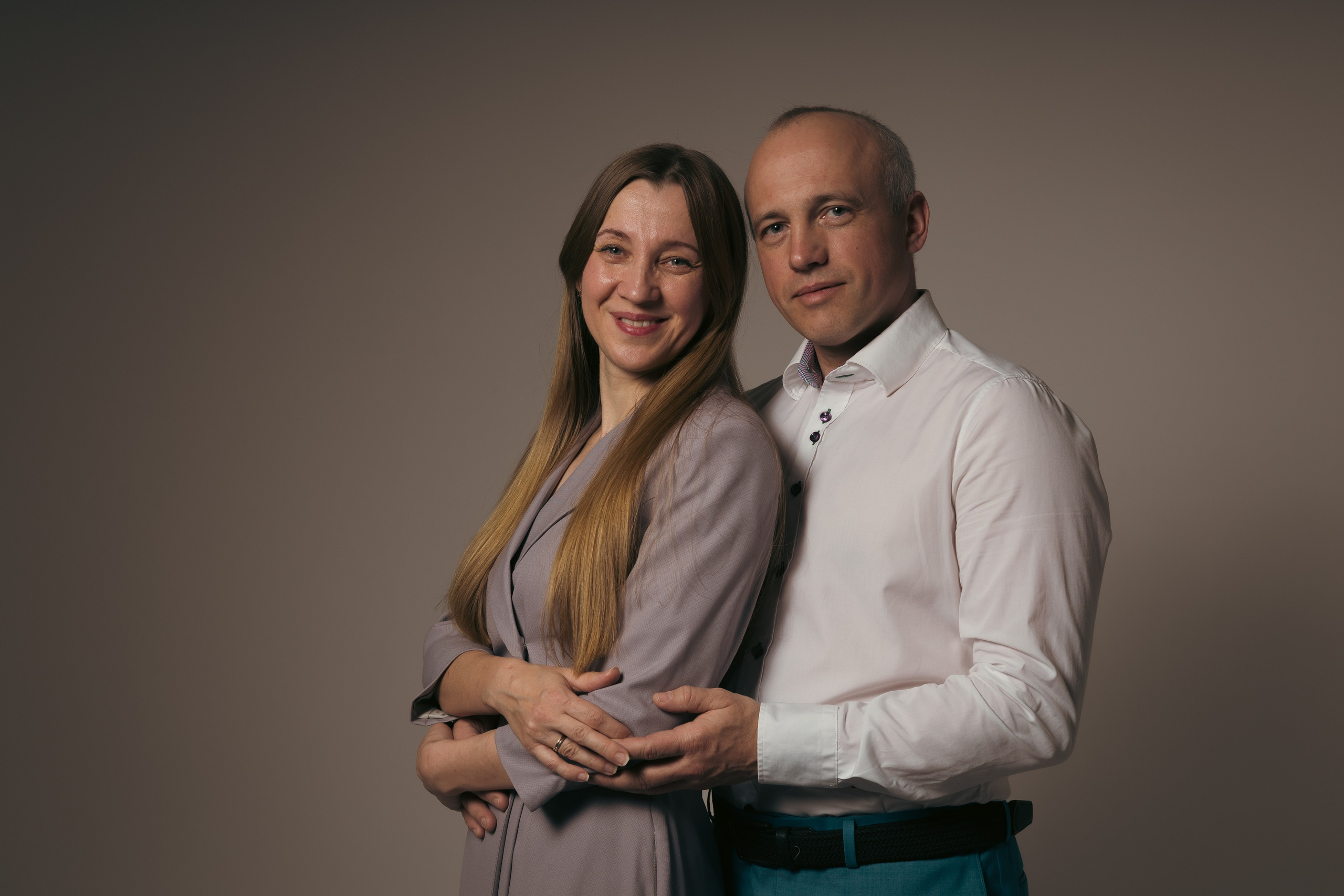 Наталья с семьей. Фотограф Julia Milton | Портреты, съемки для маркетплейсов, лавстори, съёмка беременности в Санкт-Петербурге. Обучение фотографии в Спб очно