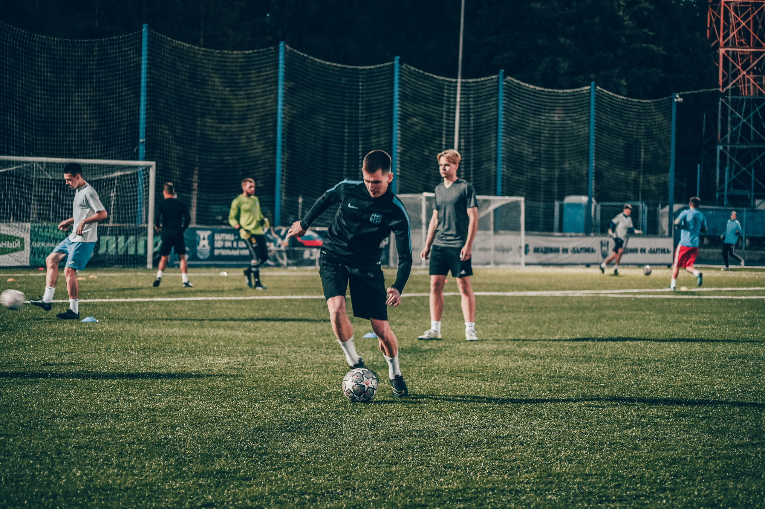 Фотосъёмка футбольной тренировки на стадионе. Фотограф Александр Орымбаев