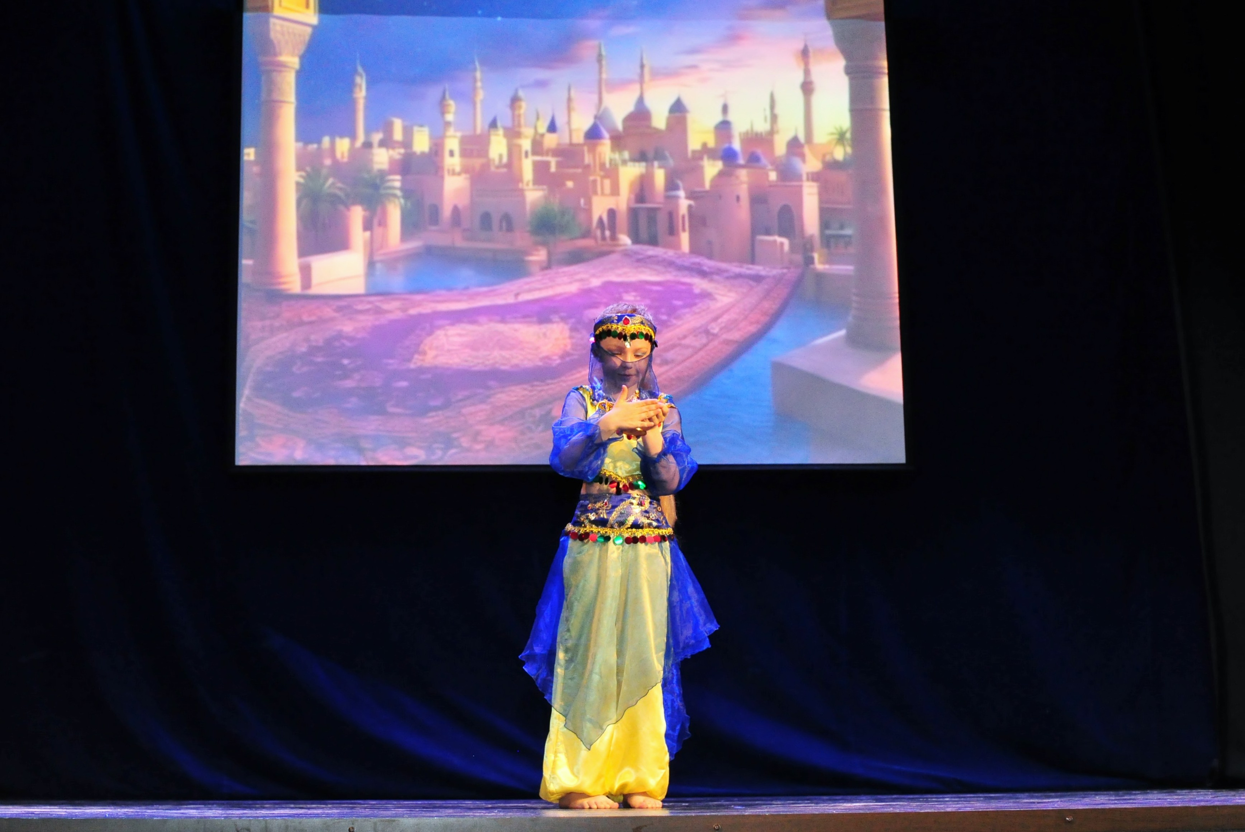 Дети танцуют восточный танец