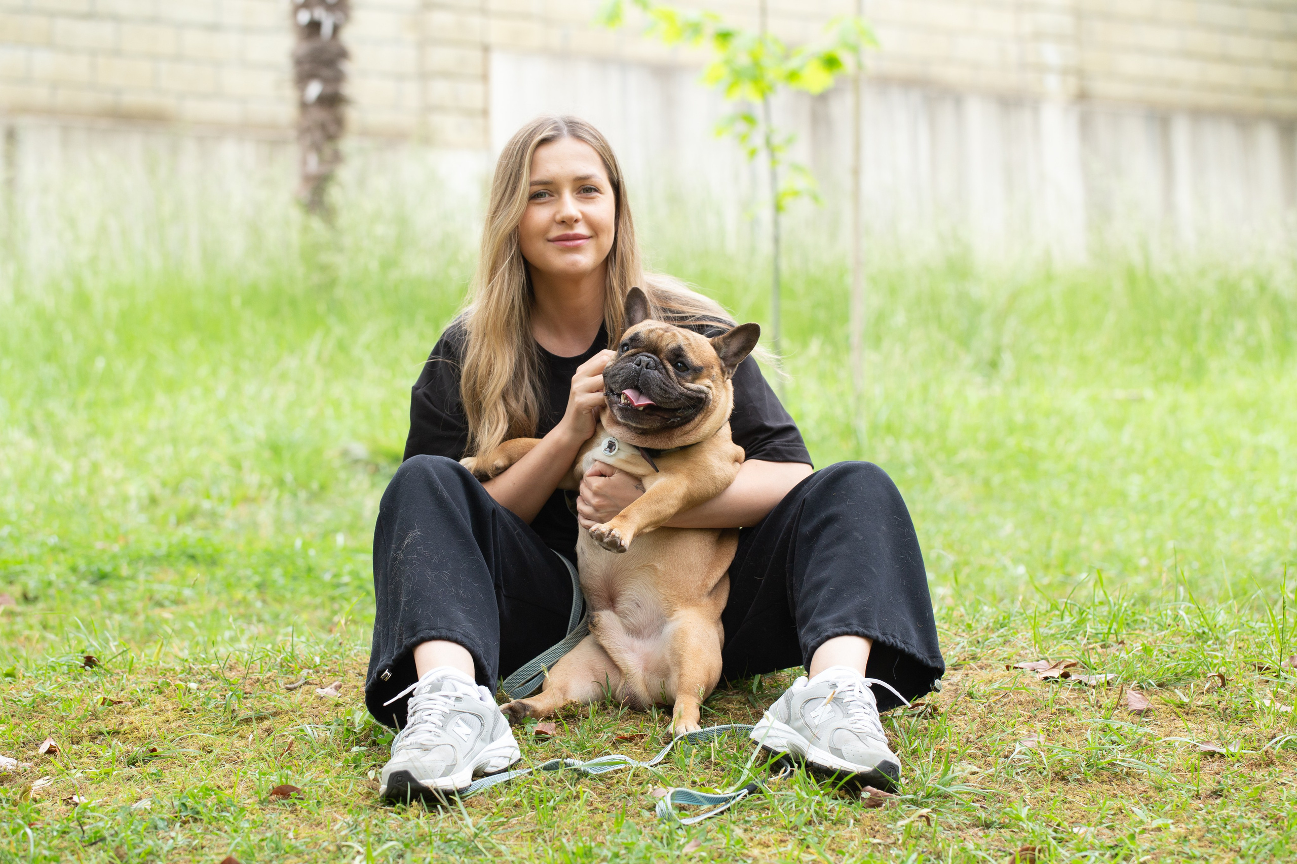 Репортажная съемка французских бульдогов в сочинском парке Ривьера, фотографии на природе, хозяева и их питомцы. Предметный и фудфотограф в Сочи Дарина Погодаева