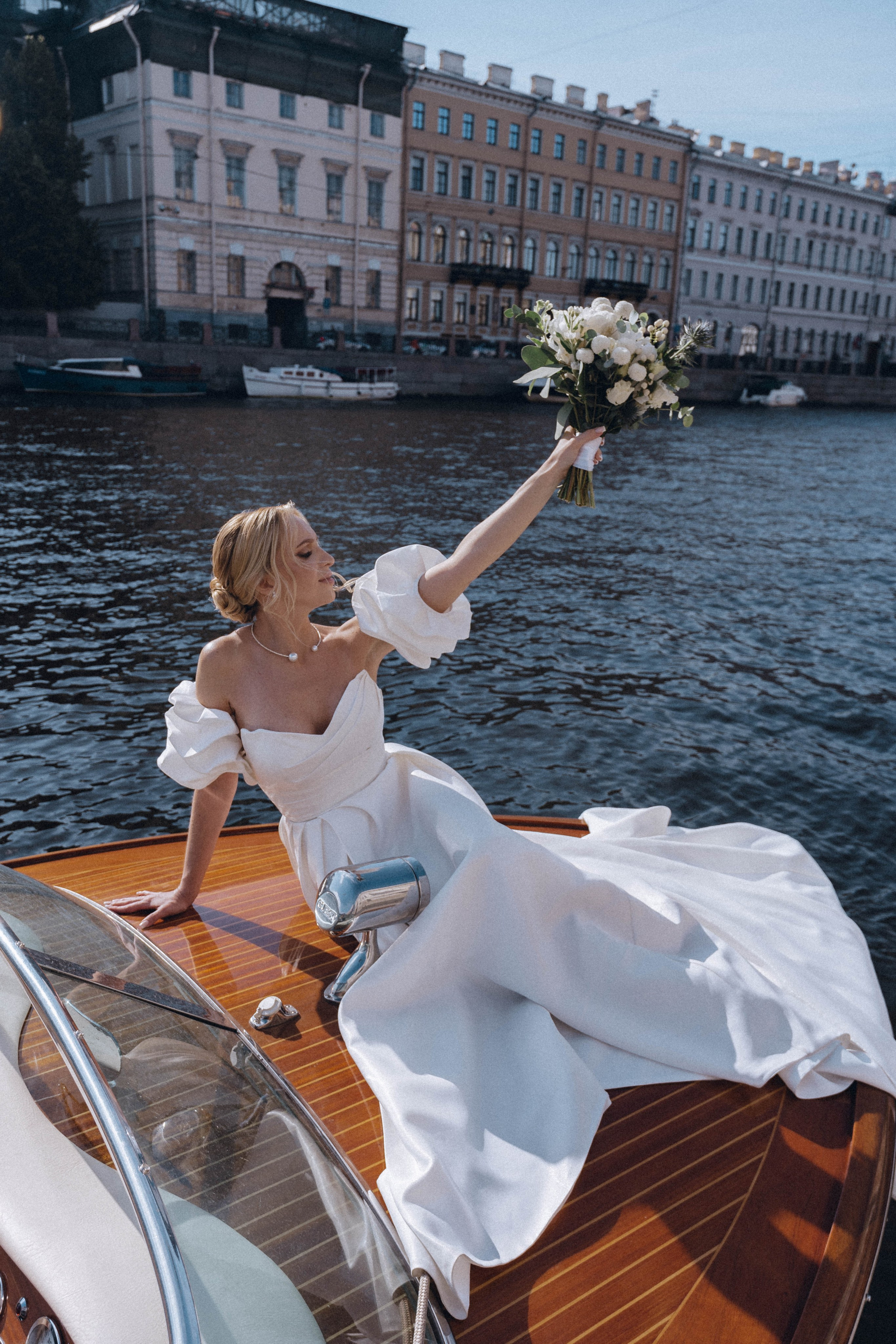 СВАДЕНБНАЯ СЬЕМКА НА КАТЕРЕ ПО КАНАЛАМ САНКТ-ПЕТЕРБУРГА И В АКВАТОРИИ НЕВЫ. Профессиональный фотограф, Санкт-Петербург — Виктория Богомолова
