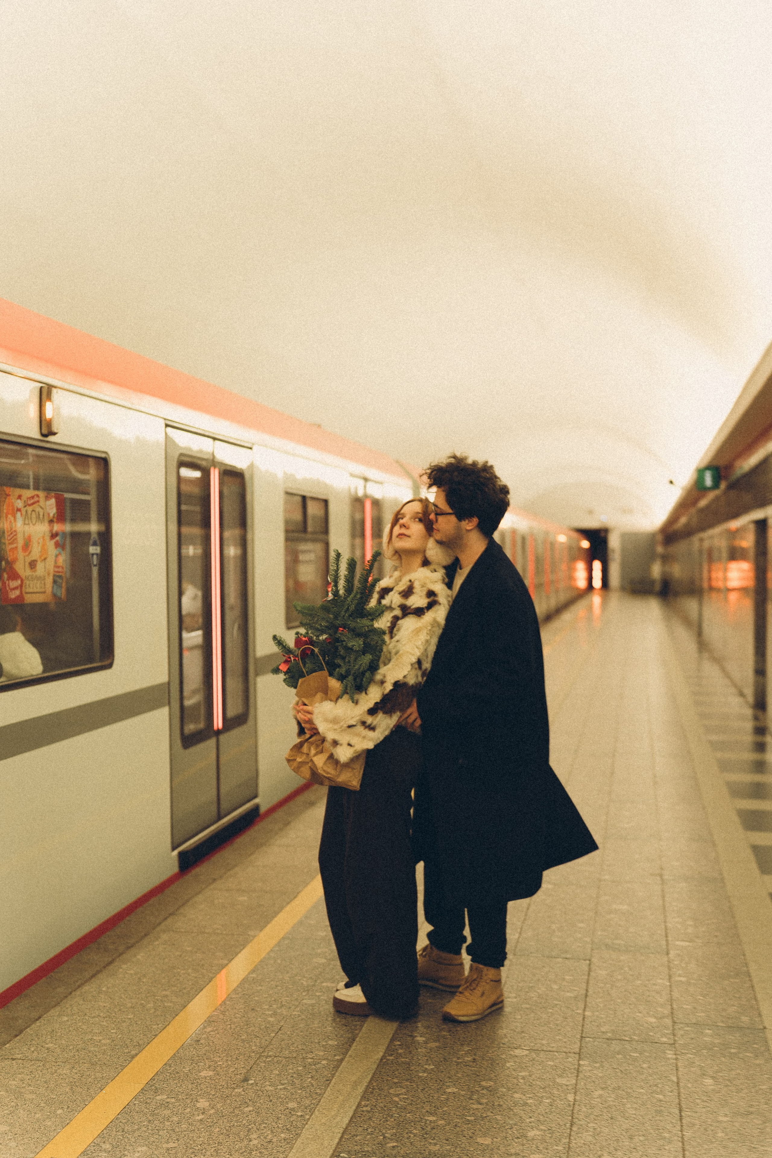 НОВОГОДНЯЯ ФОТОСЕСИИЯ ПАРЫ В МЕТРО ЛЮБОВЬ. Профессиональный фотограф, Санкт-Петербург — Виктория Богомолова