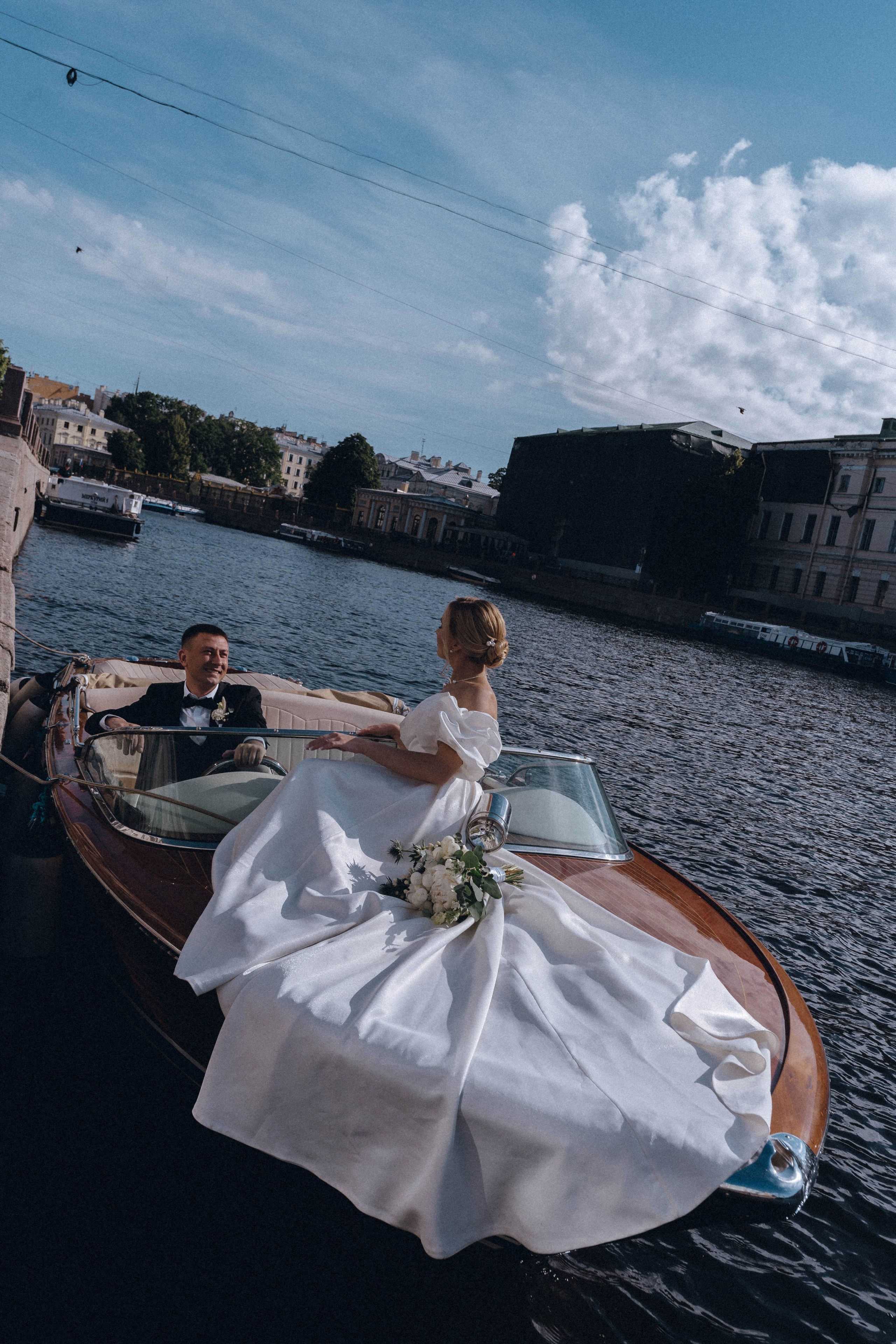 СВАДЕНБНАЯ СЬЕМКА НА КАТЕРЕ ПО КАНАЛАМ САНКТ-ПЕТЕРБУРГА И В АКВАТОРИИ НЕВЫ. Профессиональный фотограф, Санкт-Петербург — Виктория Богомолова