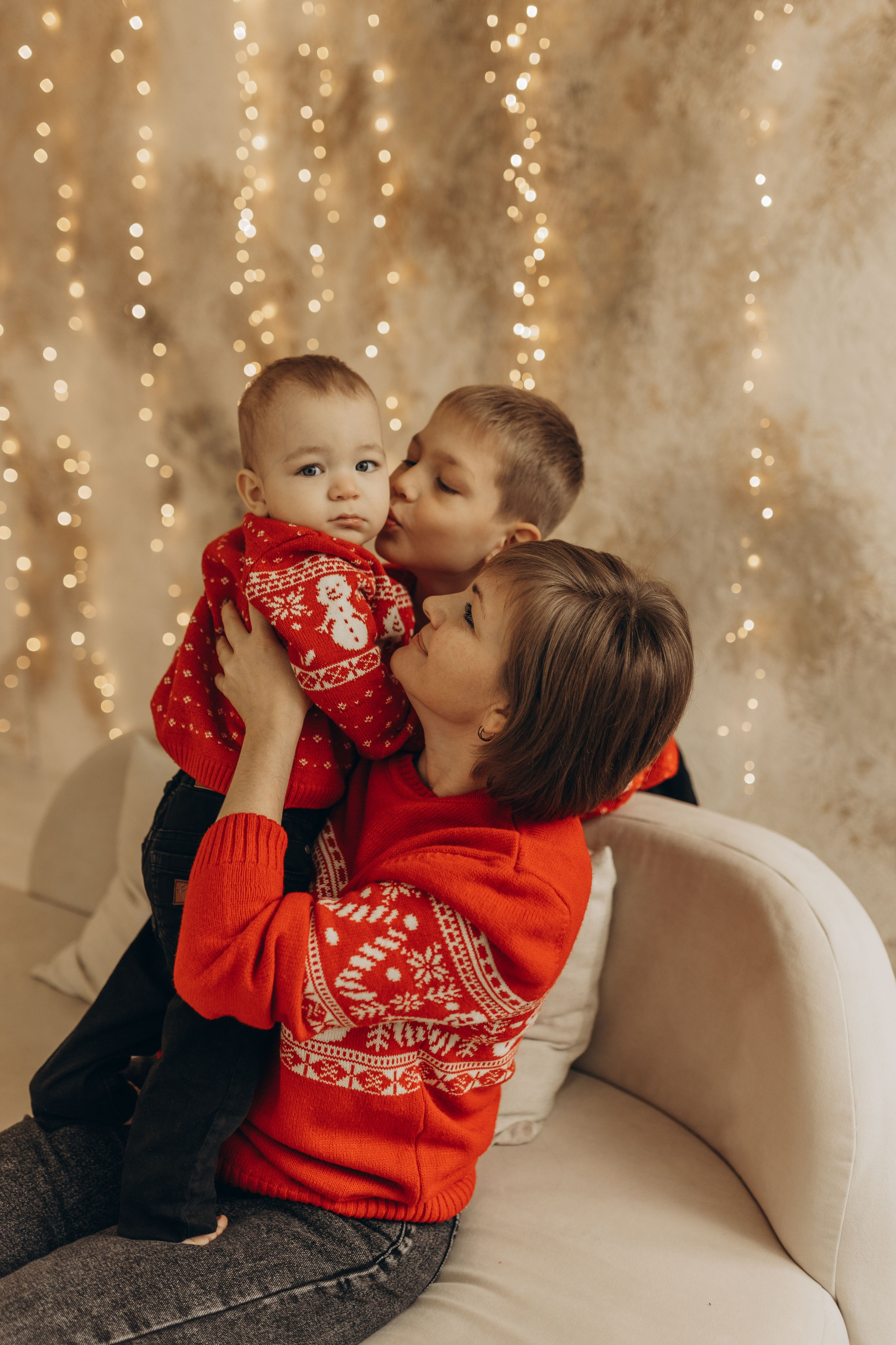 Яркий новый год мама и 2 сыночка. Фотограф в Ставрополе Svetlana Matveeva