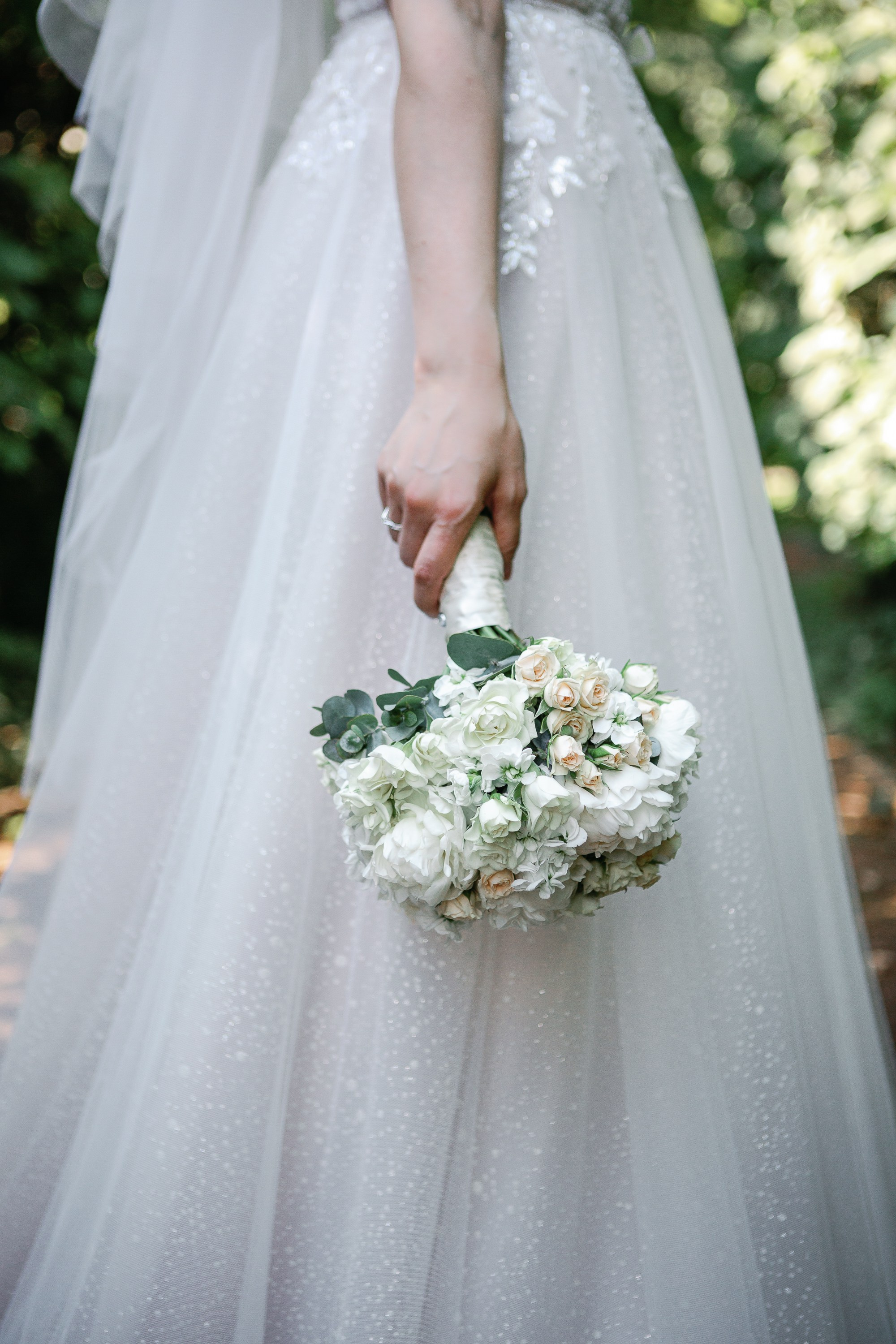 Невеста держит букет невесты
