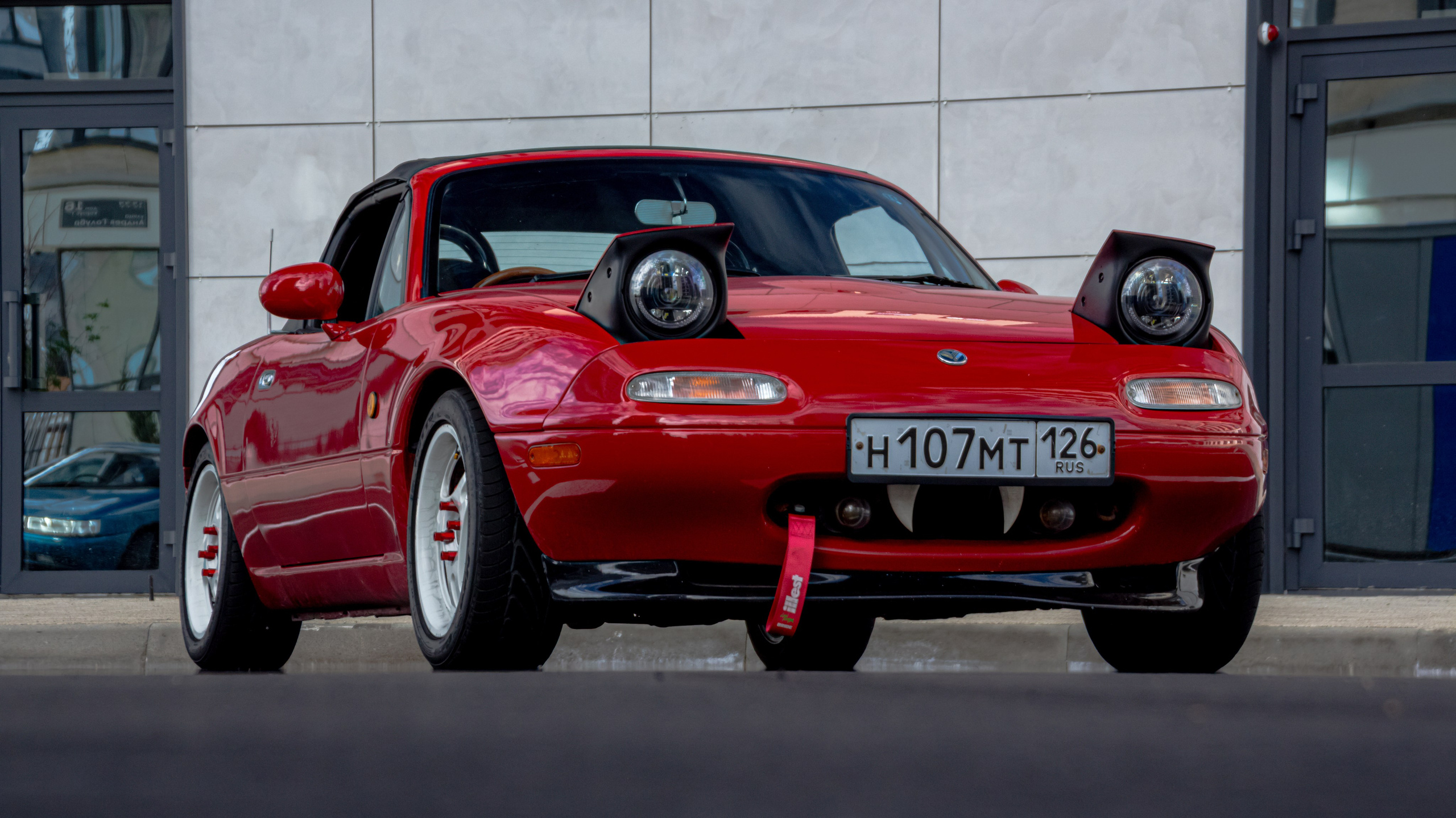 Фото Mazda MX-5 Miata (Eunos Roadster) NA: красный родстер