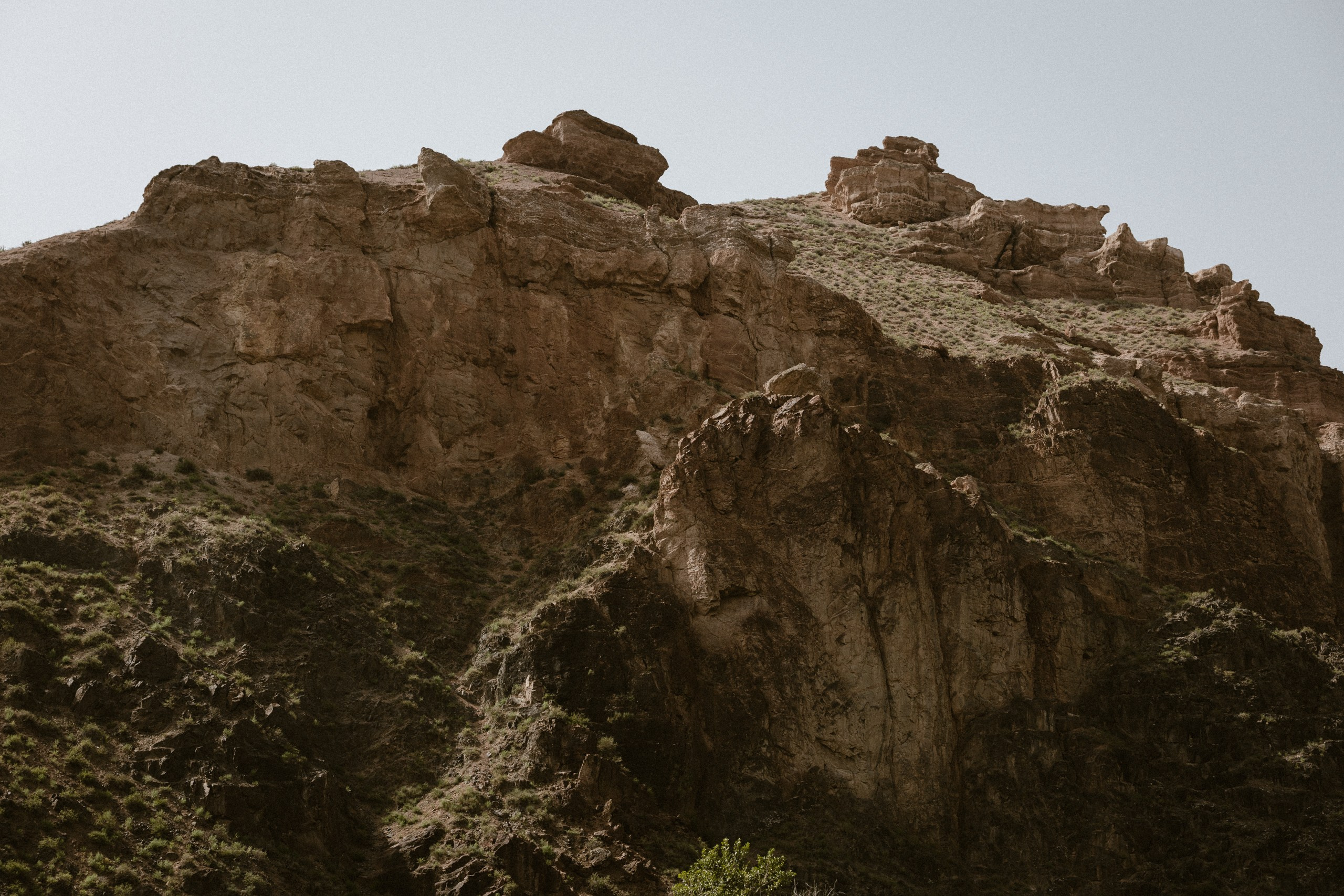 Здравствуйте! Я свадебный фотограф из Ульяновска, работаю в том числе по всей России и с выездом за границу. Снимаю свадьбы, lovestory, корпоративы, светский репортаж. Провожу обучение по фотографии, мастер-классы и воркшопы для других фотографов.