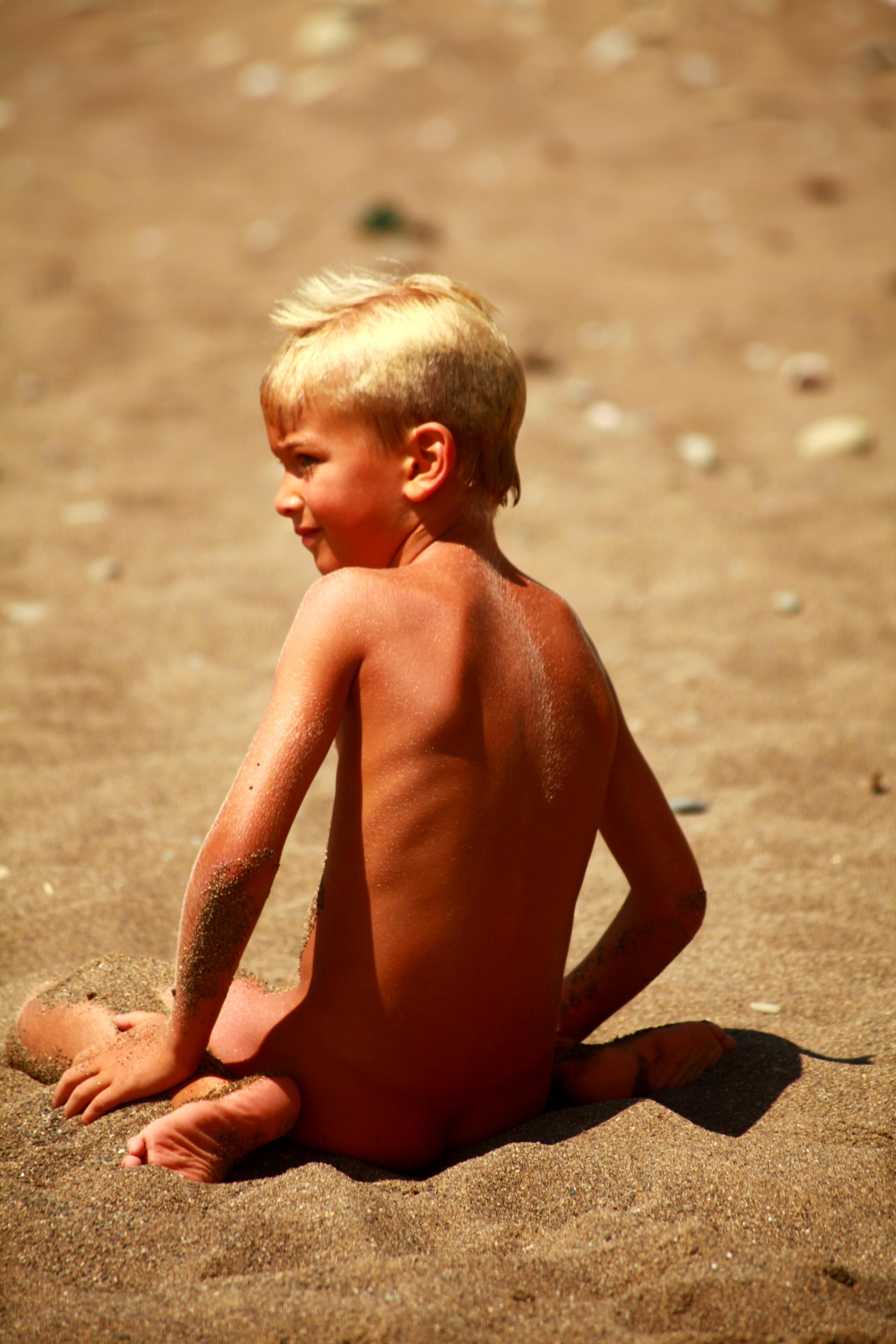 Крым, голый мальчик - блондин сидит на песке