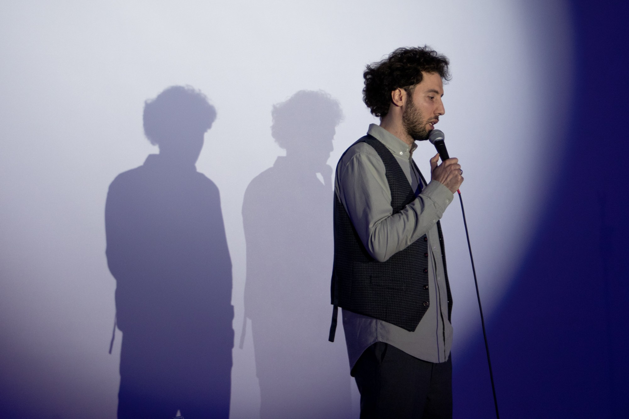 Выступление стендап-комика Дмитрий Романов. Репортажный, промышленный и маркетплейс-фотограф Дмитрий Чернат