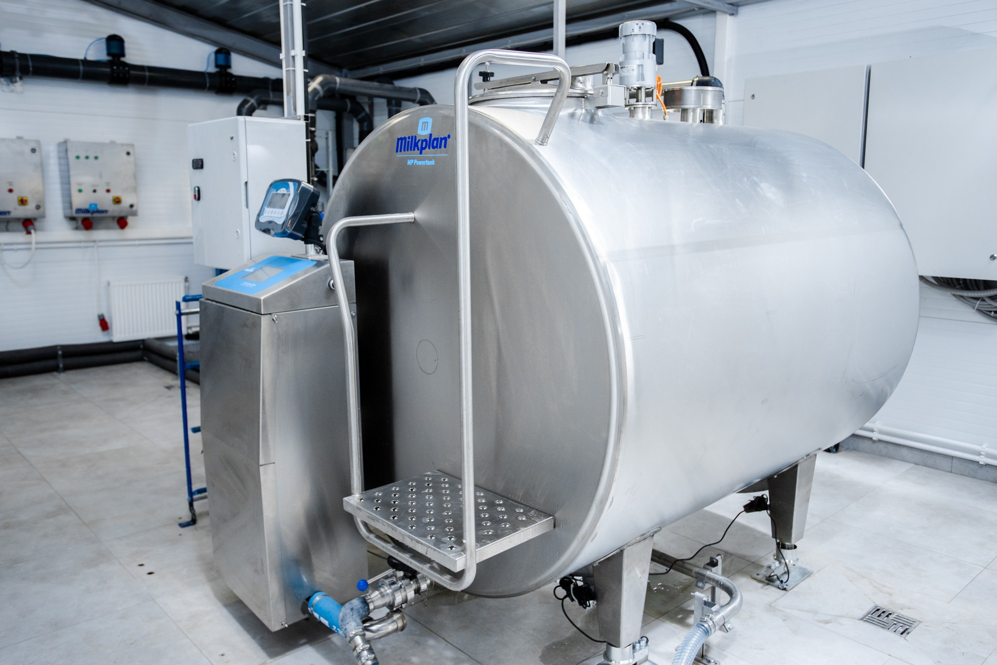 Оборудование хранения молока. Репортажный, промышленный и маркетплейс-фотограф Дмитрий Чернат