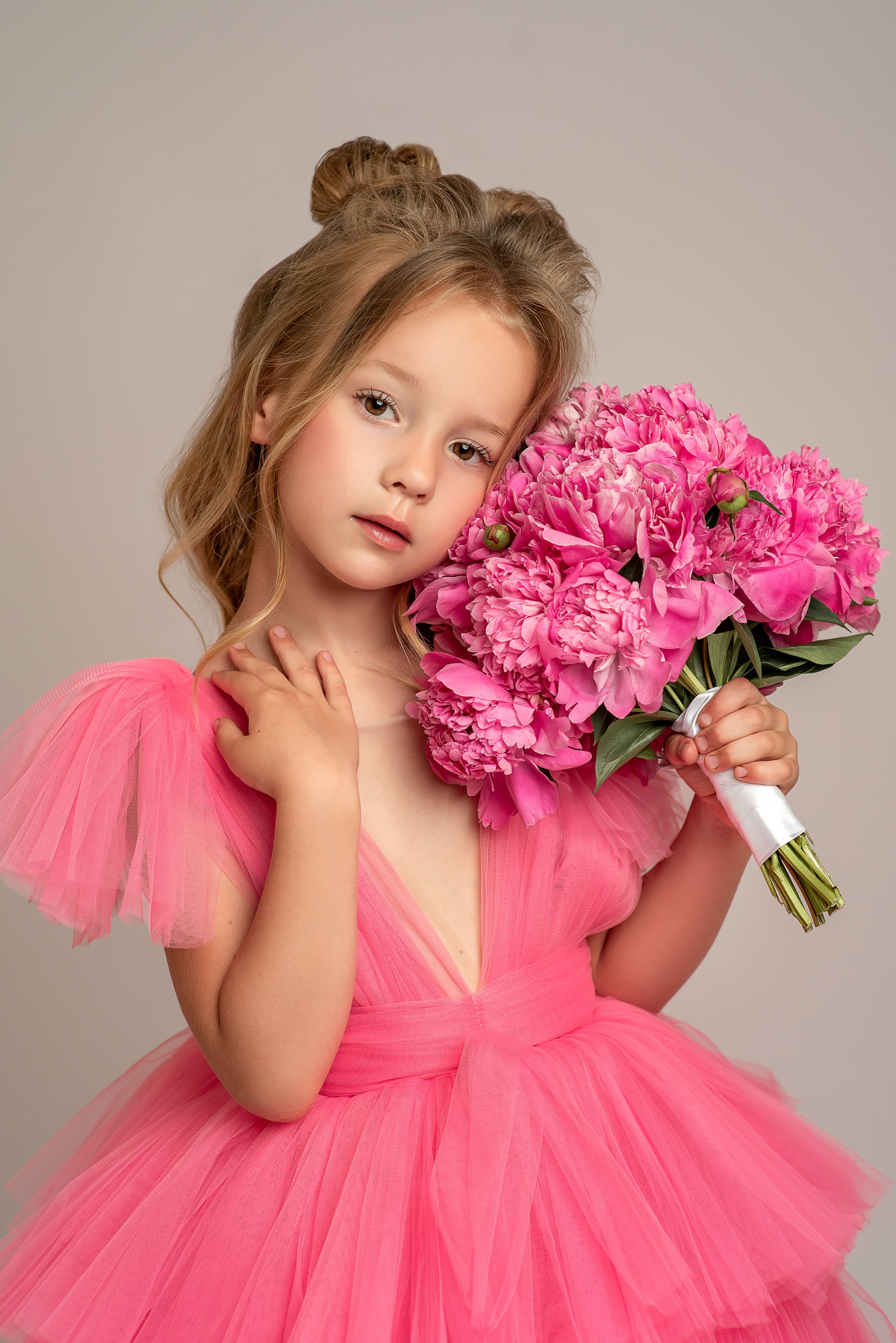 Полина пионы, гартензия. Семейный и детский фотограф Наталья Горда