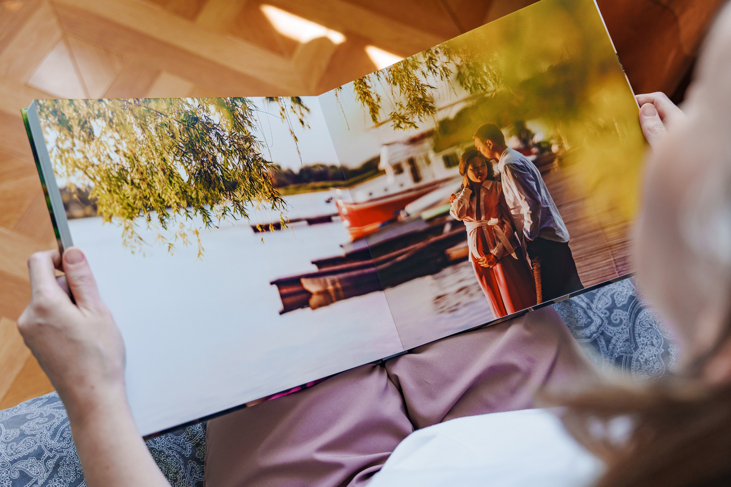 Панорамный разворот 30x60 см в Ростове-на-Дону | Разворот с парой на фоне реки Дон и яхт | Фотограф Андрей Сайфутдинов