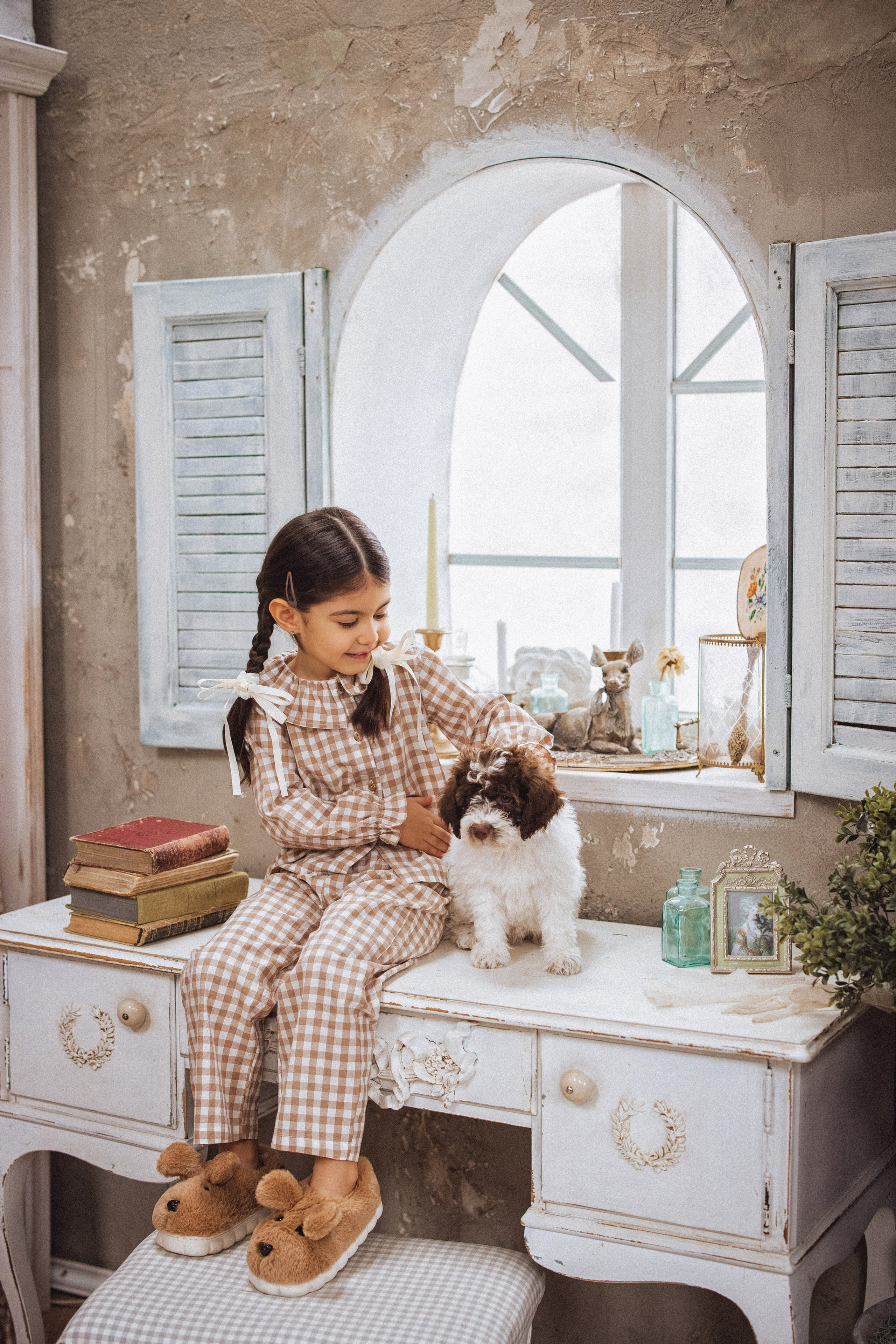 Фотосессия с щенками Лаго́тто-романьо́ло, в Винтажной фотостудии город Краснодар. Семейный и детский фотограф в Краснодаре Анна Трашкова