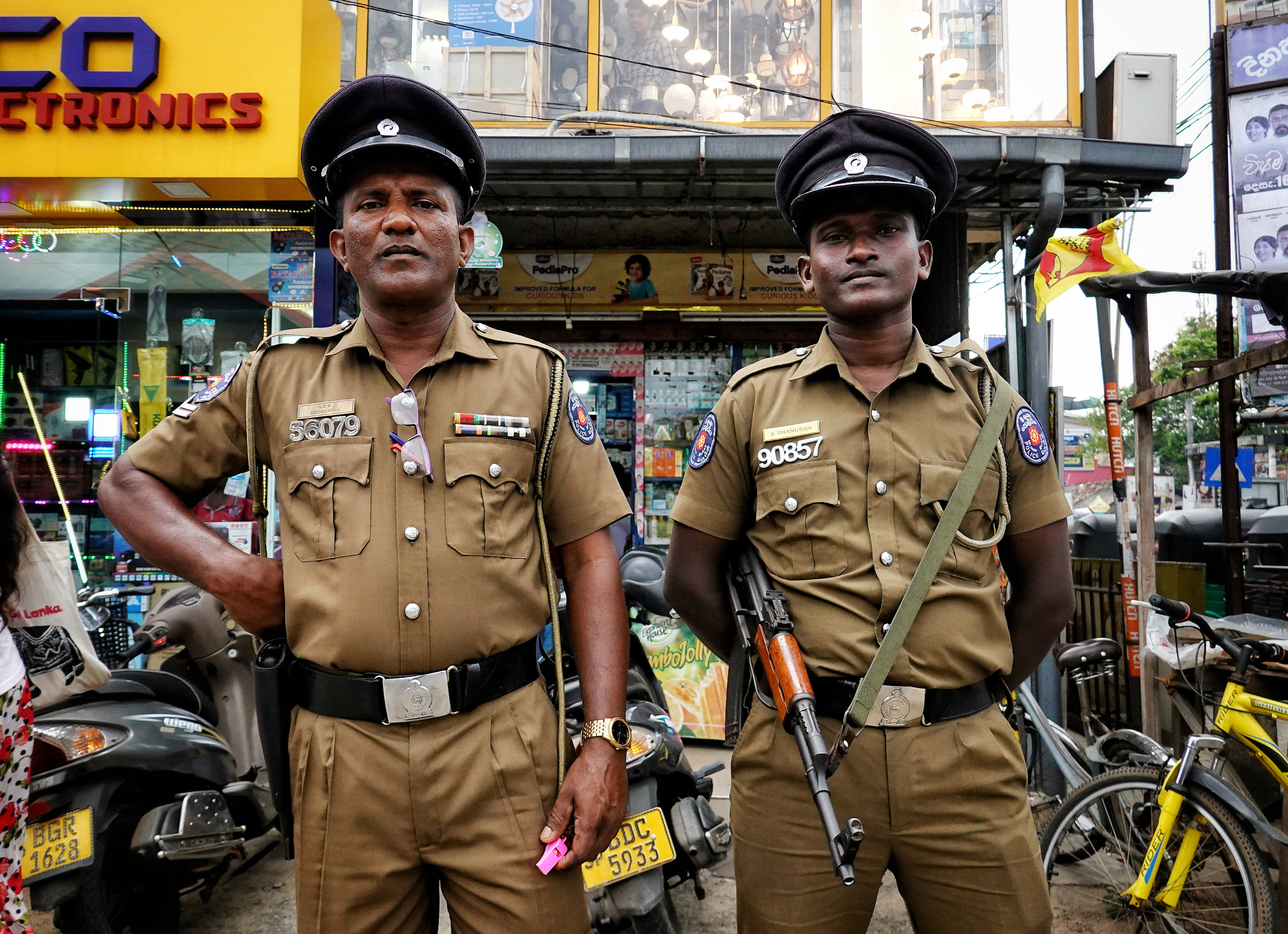 Sri lanka is good. See the moment and catche. commercial and reportage