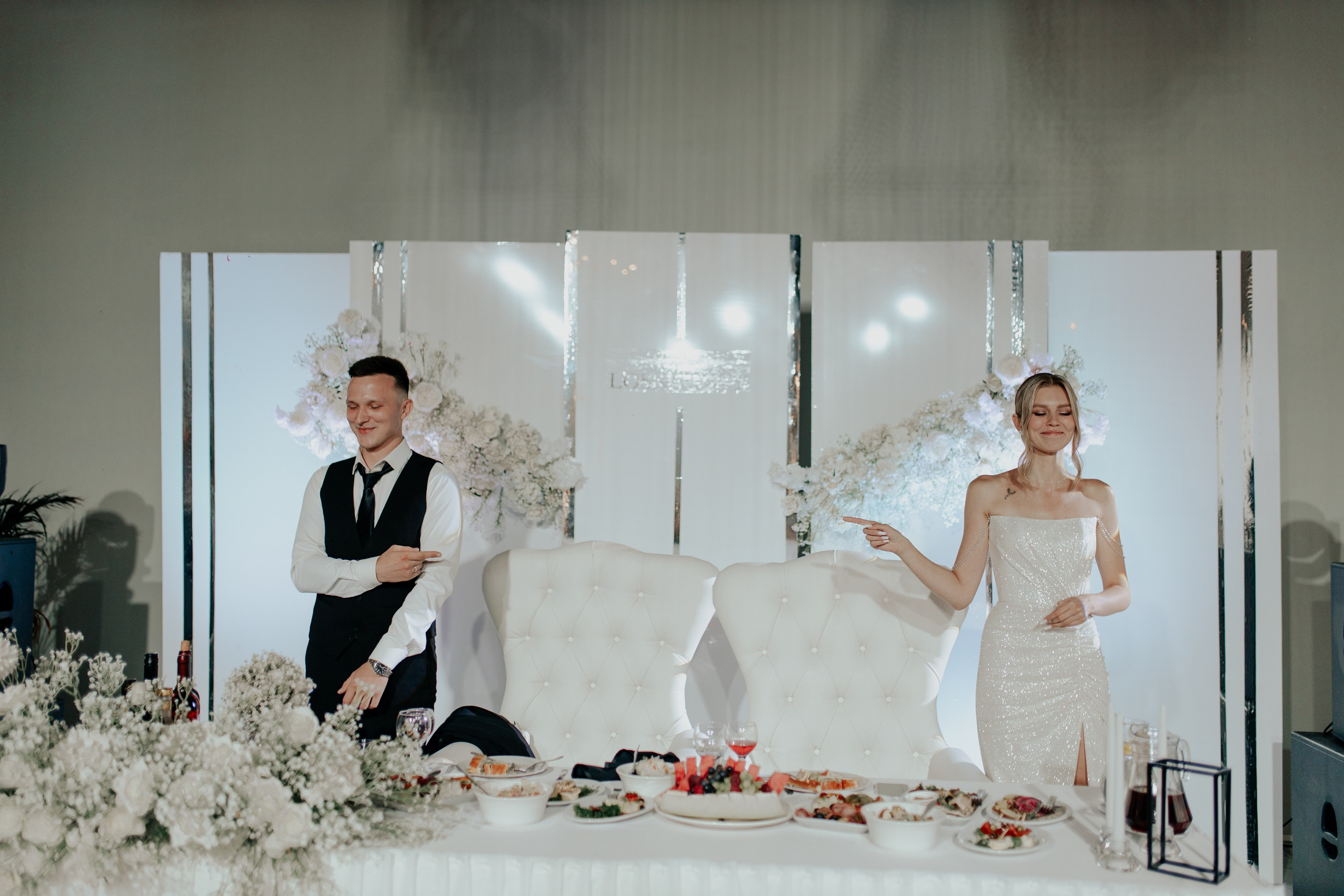 Пара делают фото у праздничного стола — нежный взгляд