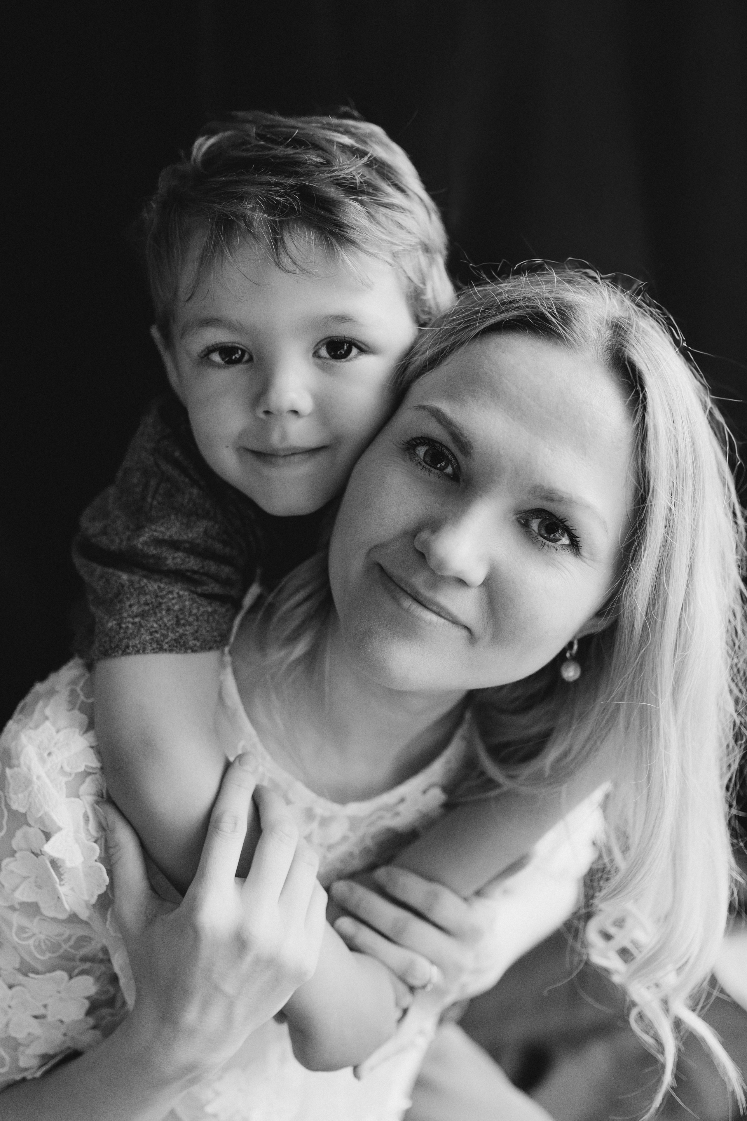 Portrait enfant en Noir et Blanc. Photographe des familles et enfants à Nantes et alentours