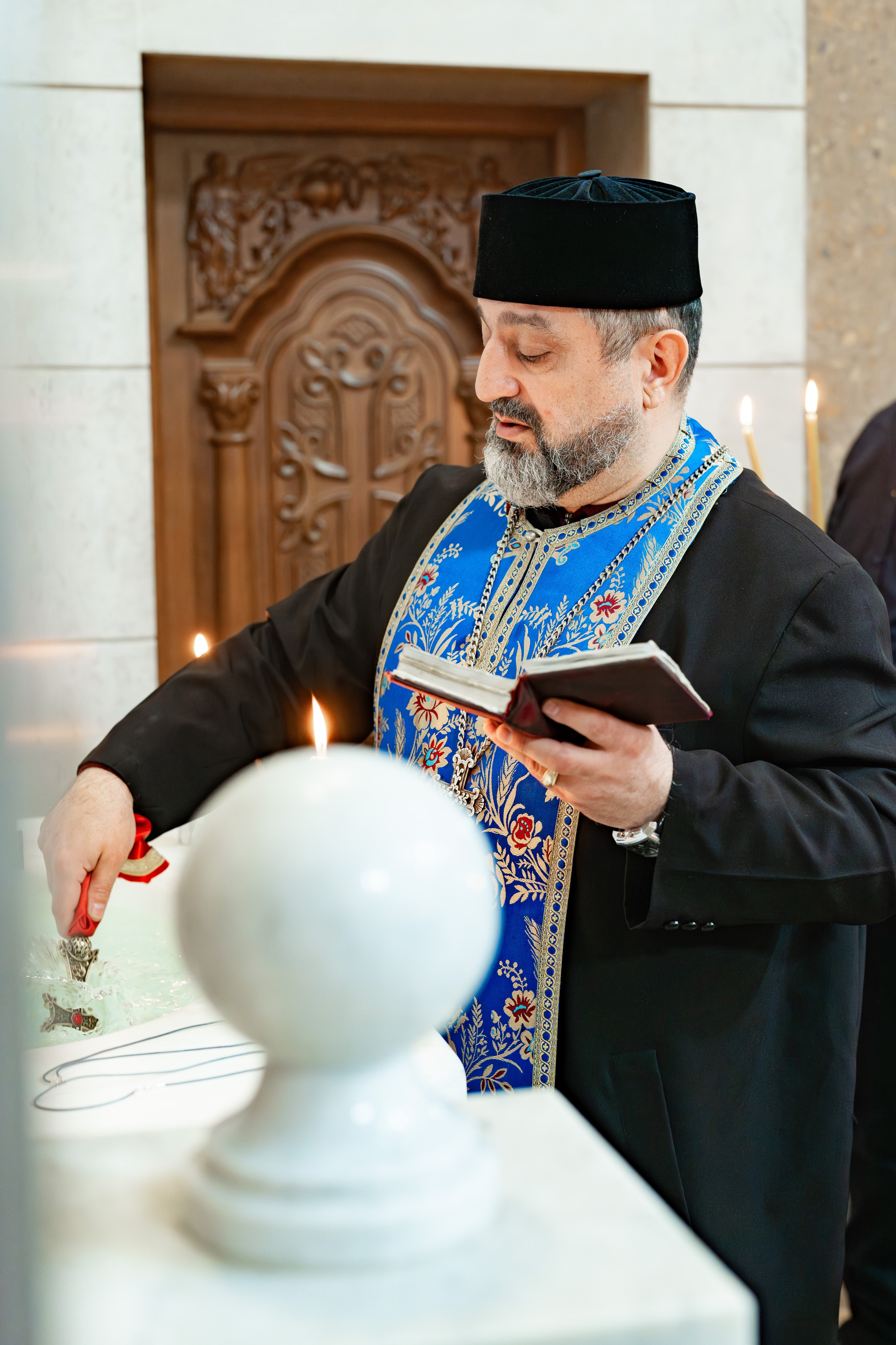 Крещение  ребёнка в храме. Фотограф видеограф Геннадий Янбаев в Сочи, Краснодаре