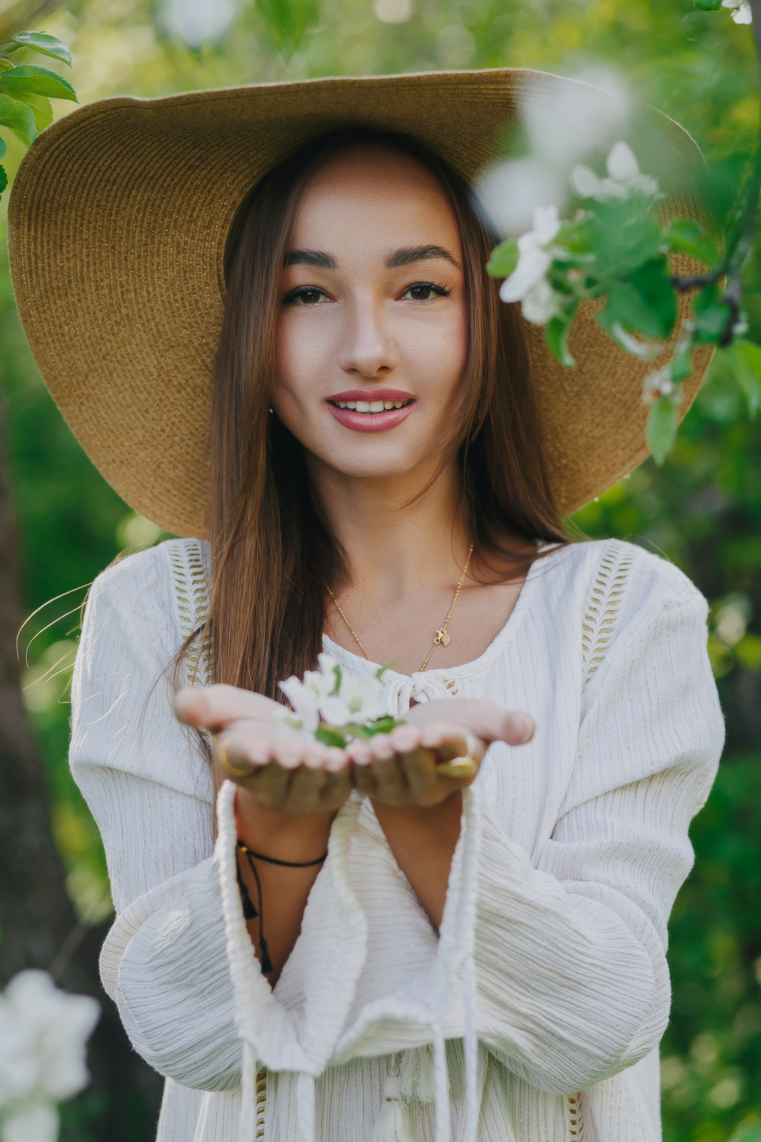Портретная фотосессия красивой девушки в цветущем яблоневом саду. Свадебный и портретный фотограф в Липецке, Ельце, Воронеже, Москве, Тамбове 