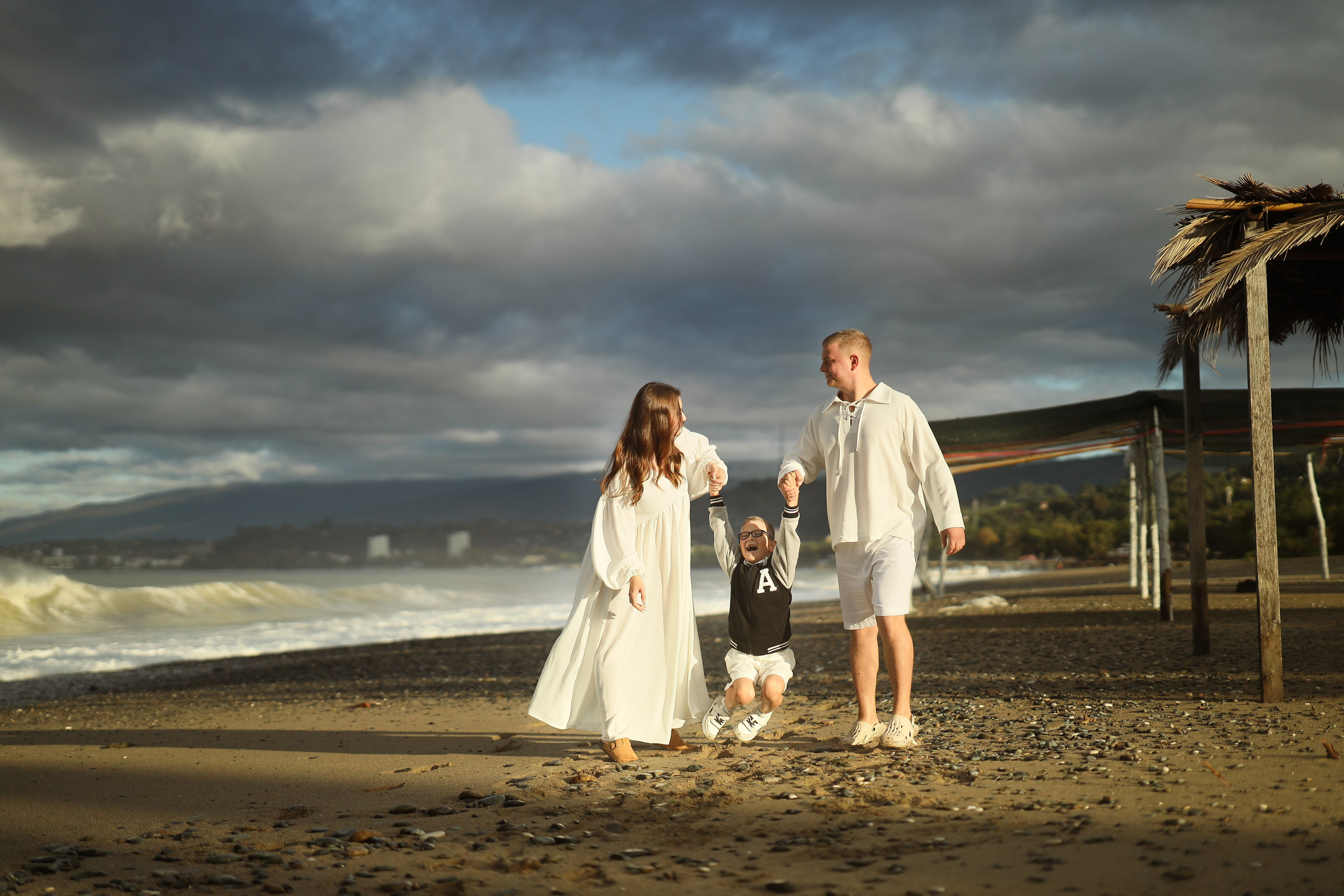 Семейная фотосессия на пляже в Сухуме. Свадебный и семейный фотограф в Абхазии Жанна Соснина