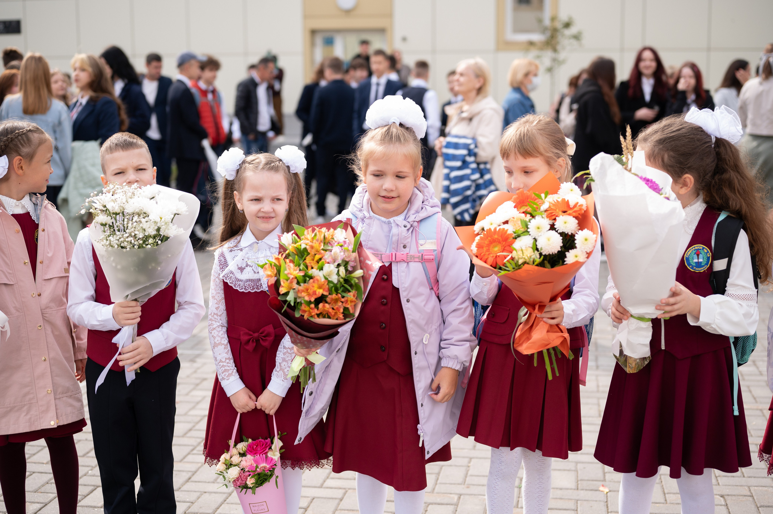 1 сентября 16 гимназия 2 класс (линейка + в классе+ на улице). Фотограф новорожденных, семейный детский в Тюмени Татьяна Морозова