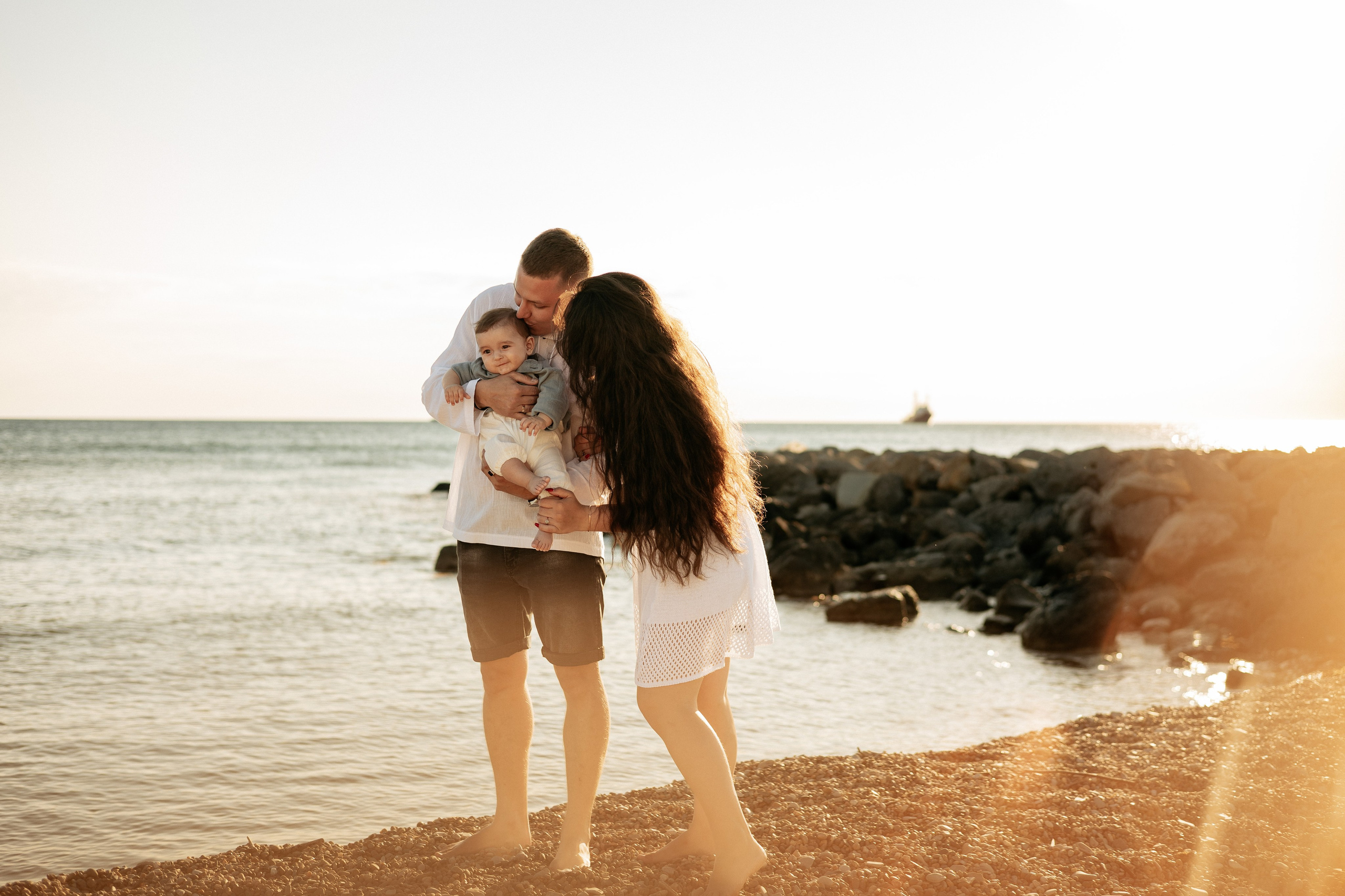 Семья в светлых тонах на фоне закатного моря в Кабардинке