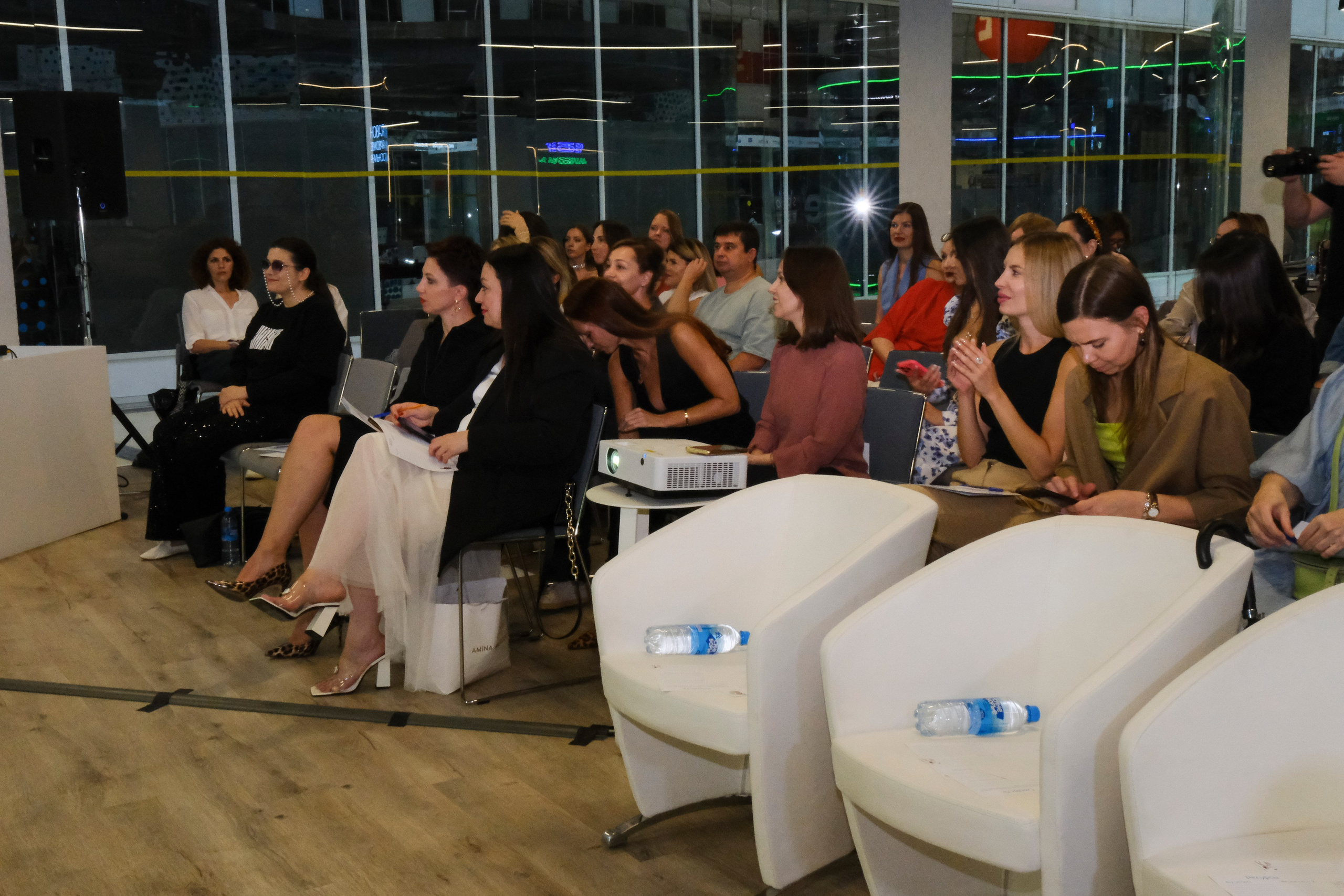 Репортаж бизнес-конференции в Сколково от сообщества BRUSNIKA. Индивидуальная фотосъёмка в Москве. Фотограф Василиса Тарасова