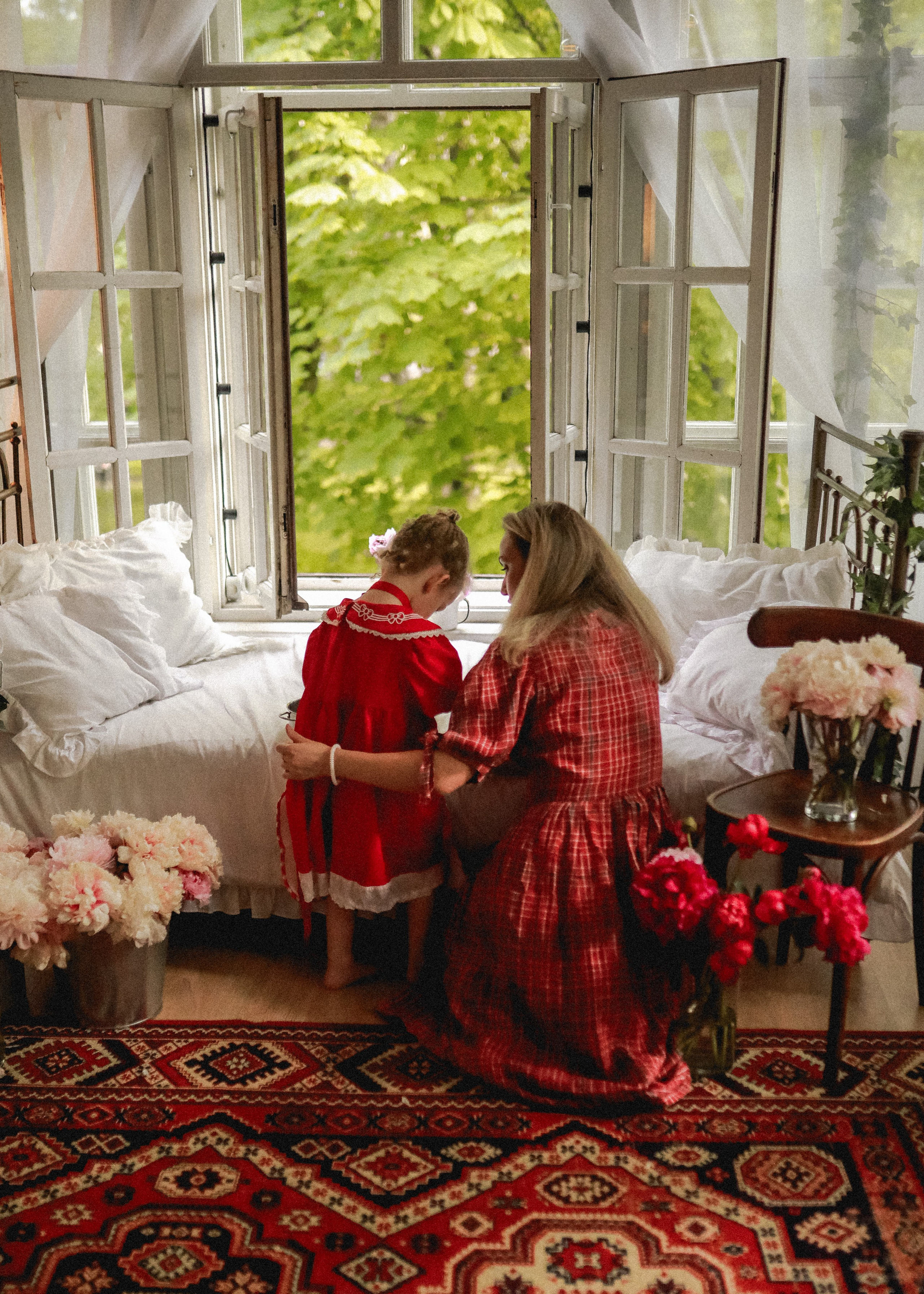 Пионы на балконе