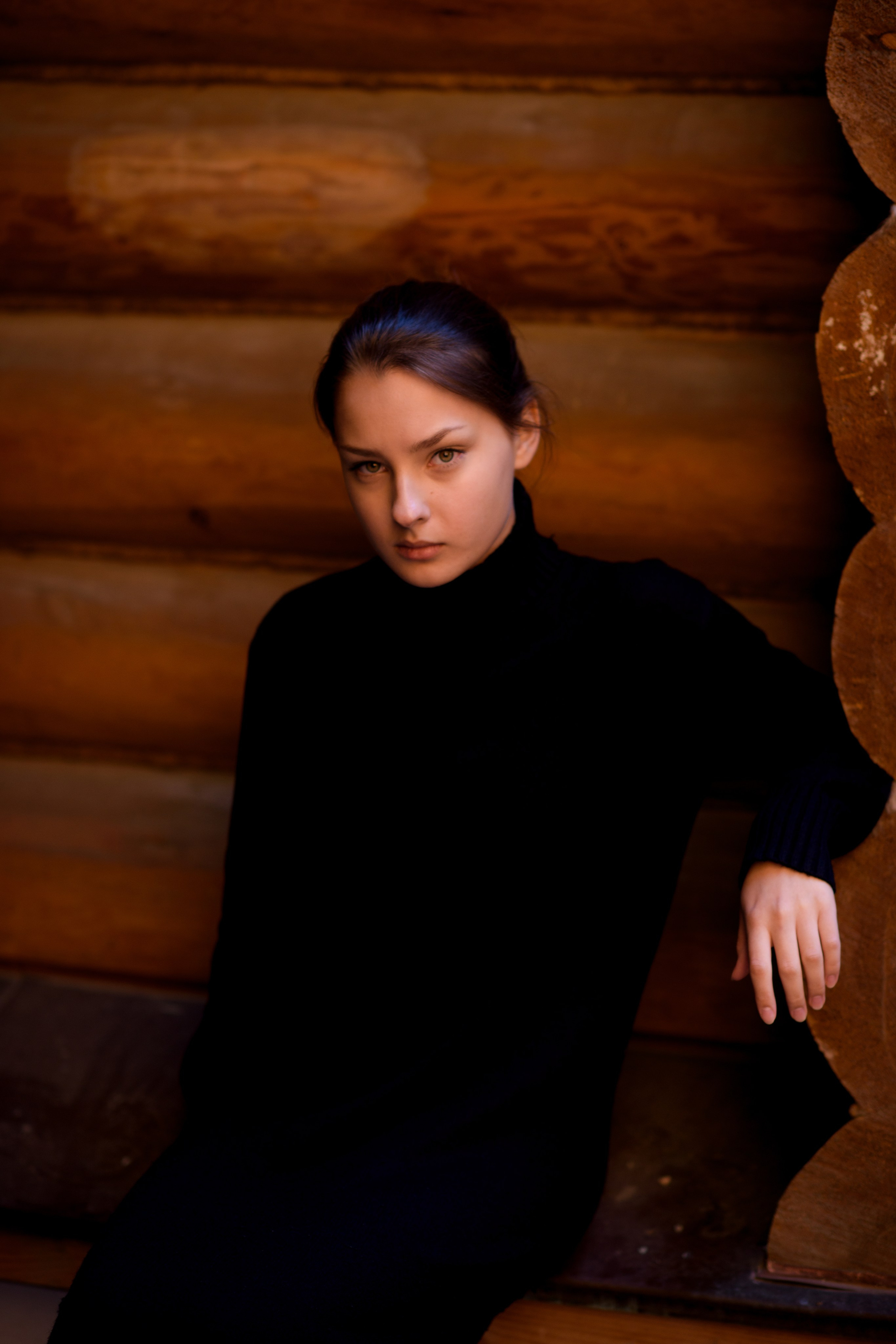 Фотосессия девочки подростка в Коломенском в темном ключе. Главная