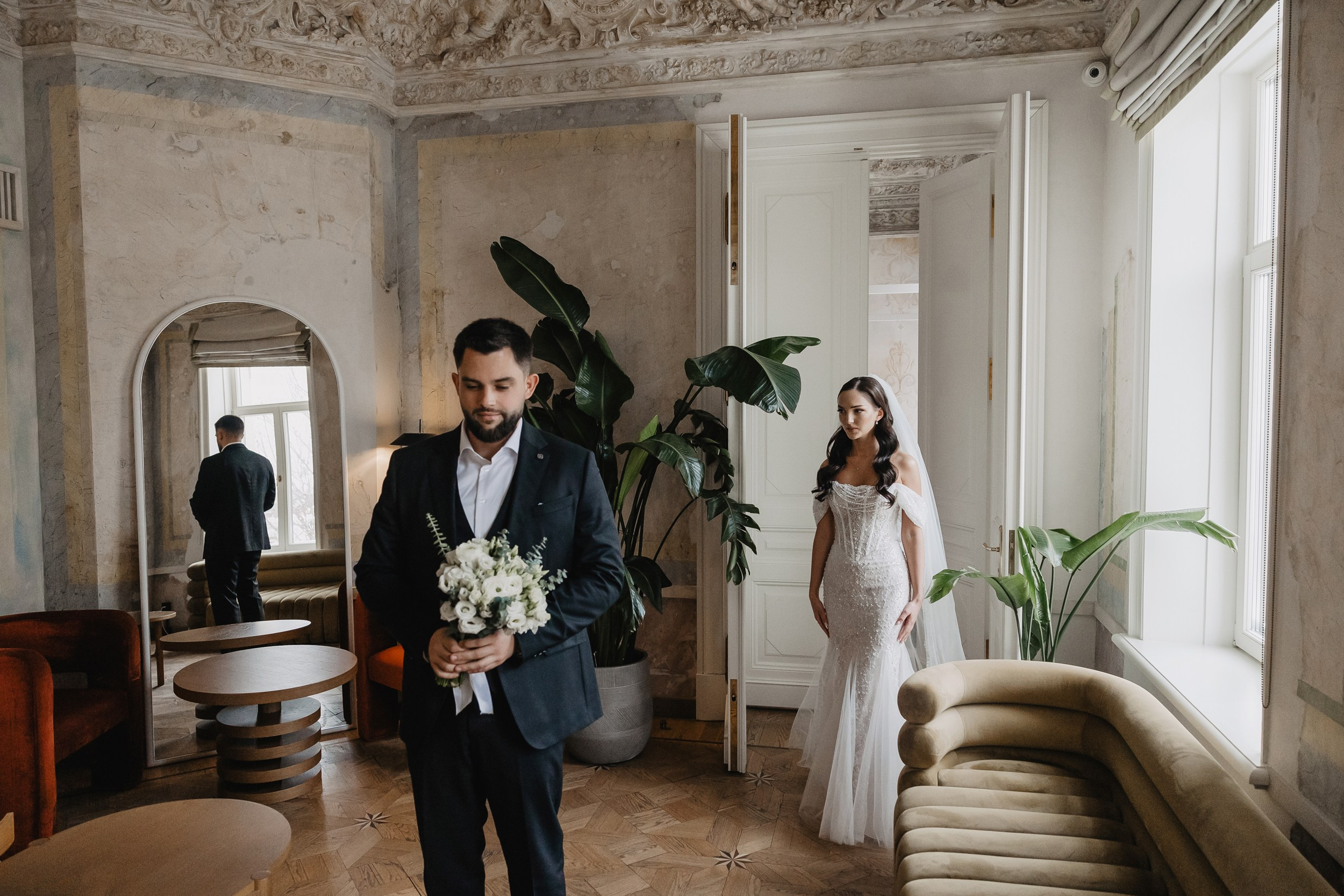 первая встреча жениха и невесты в&nbsp;отеле Twelve Reasons в&nbsp;Москве