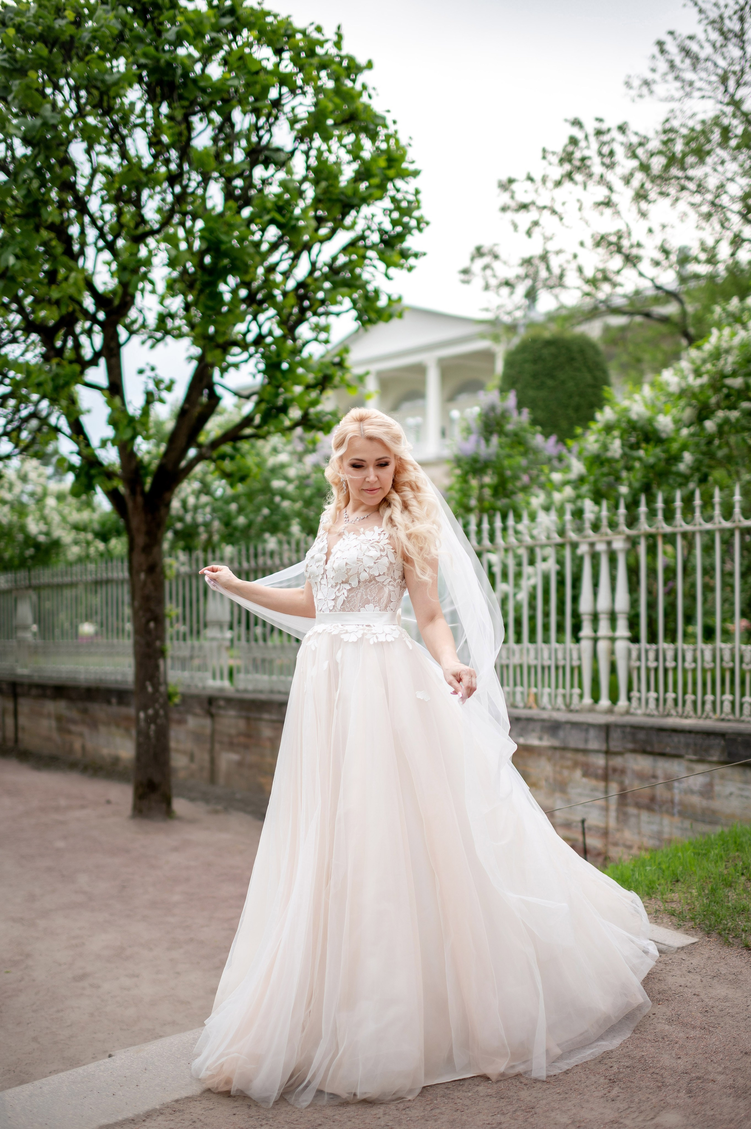 Евгения (фотосессия с малиновым chevrolet camaro, в сирени в Пушкине в Екатерининском парке). Портретный, семейный и свадебный фотограф в Санкт-Петербурге и в Пушкине Ширяев Денис