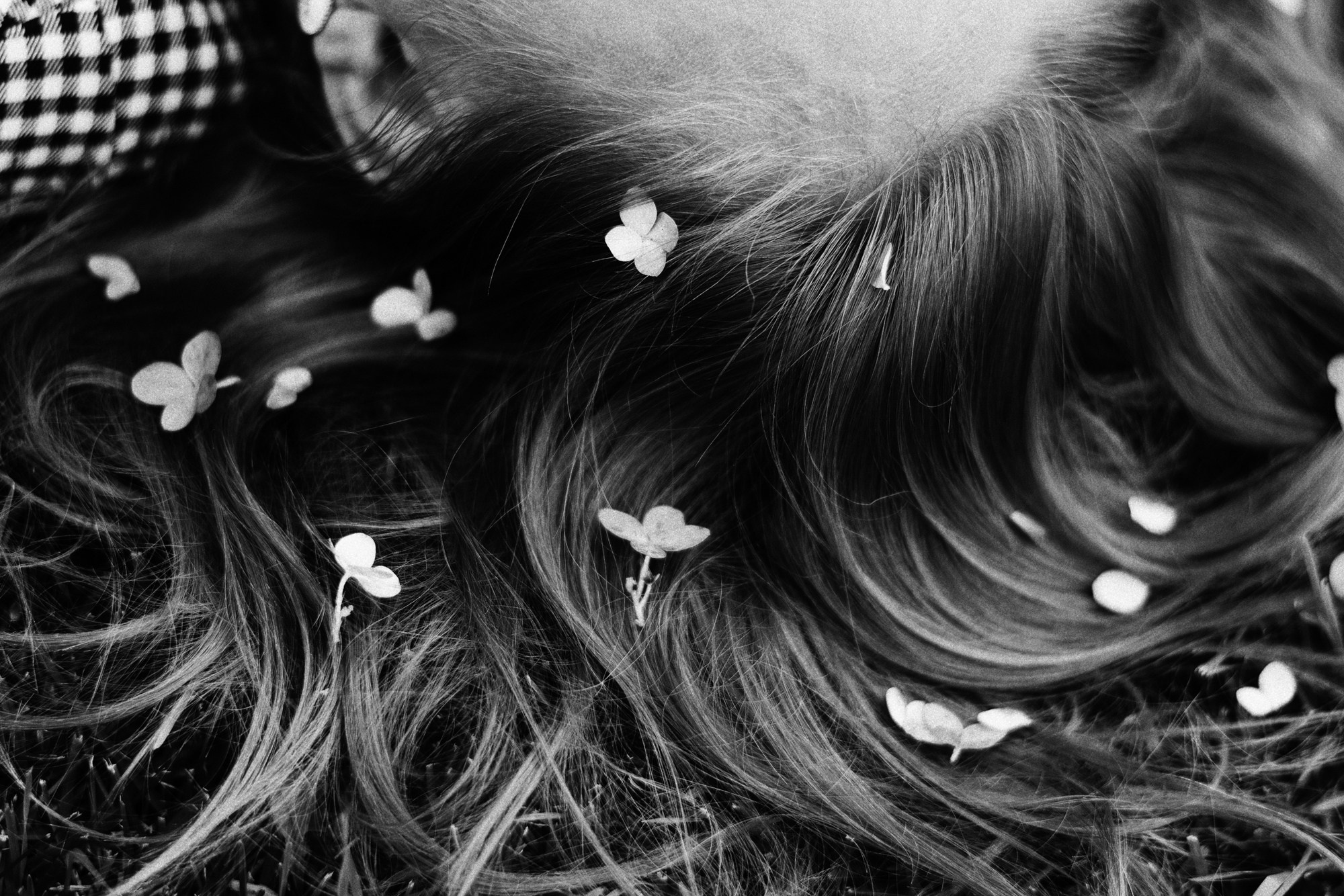 Эстетика деталей: руки, взгляды, объятия в семейной фотосессии