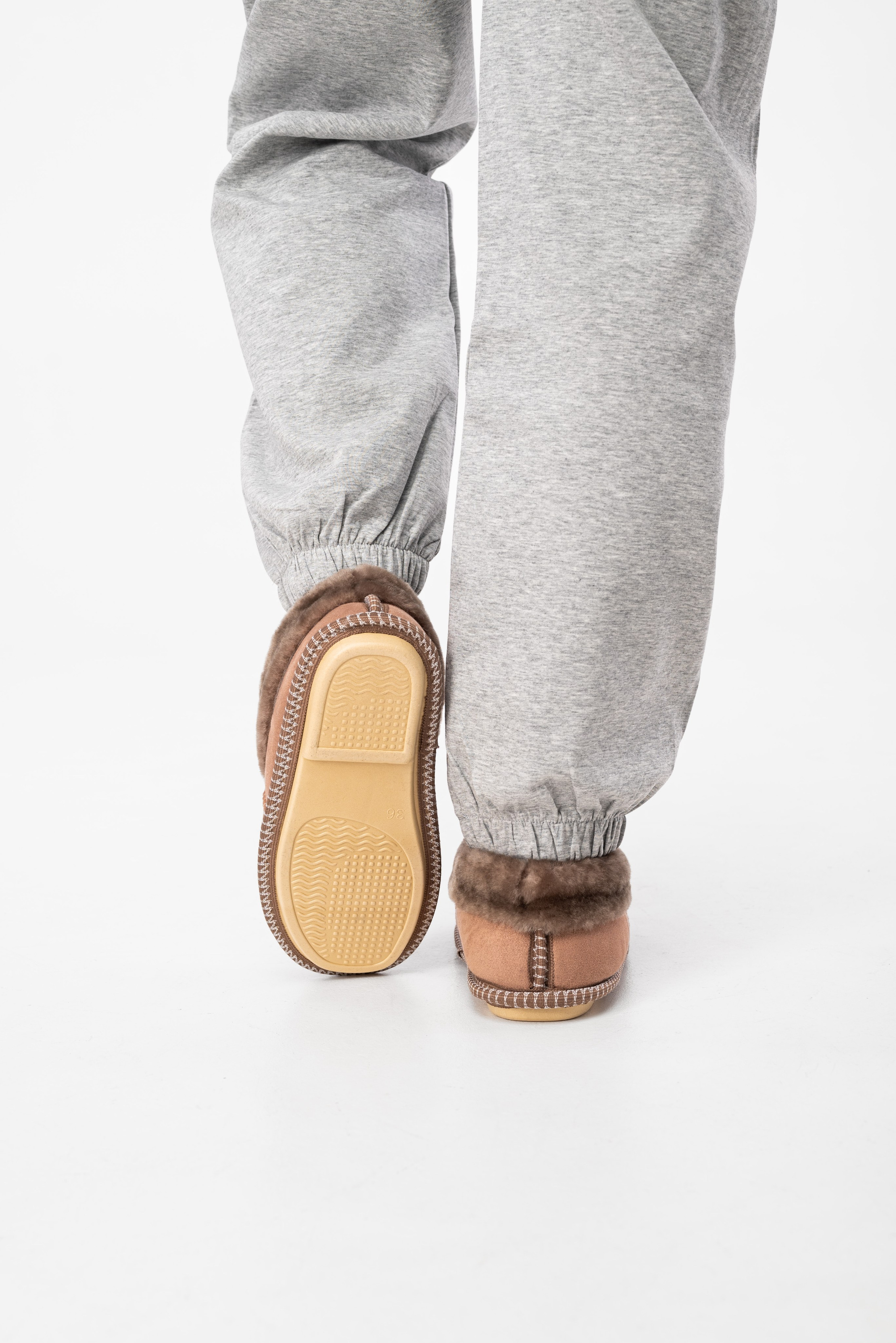 Тапочки и чуни. Предметный фотограф, фото для маркетплейсов Пятигорск, КМВ