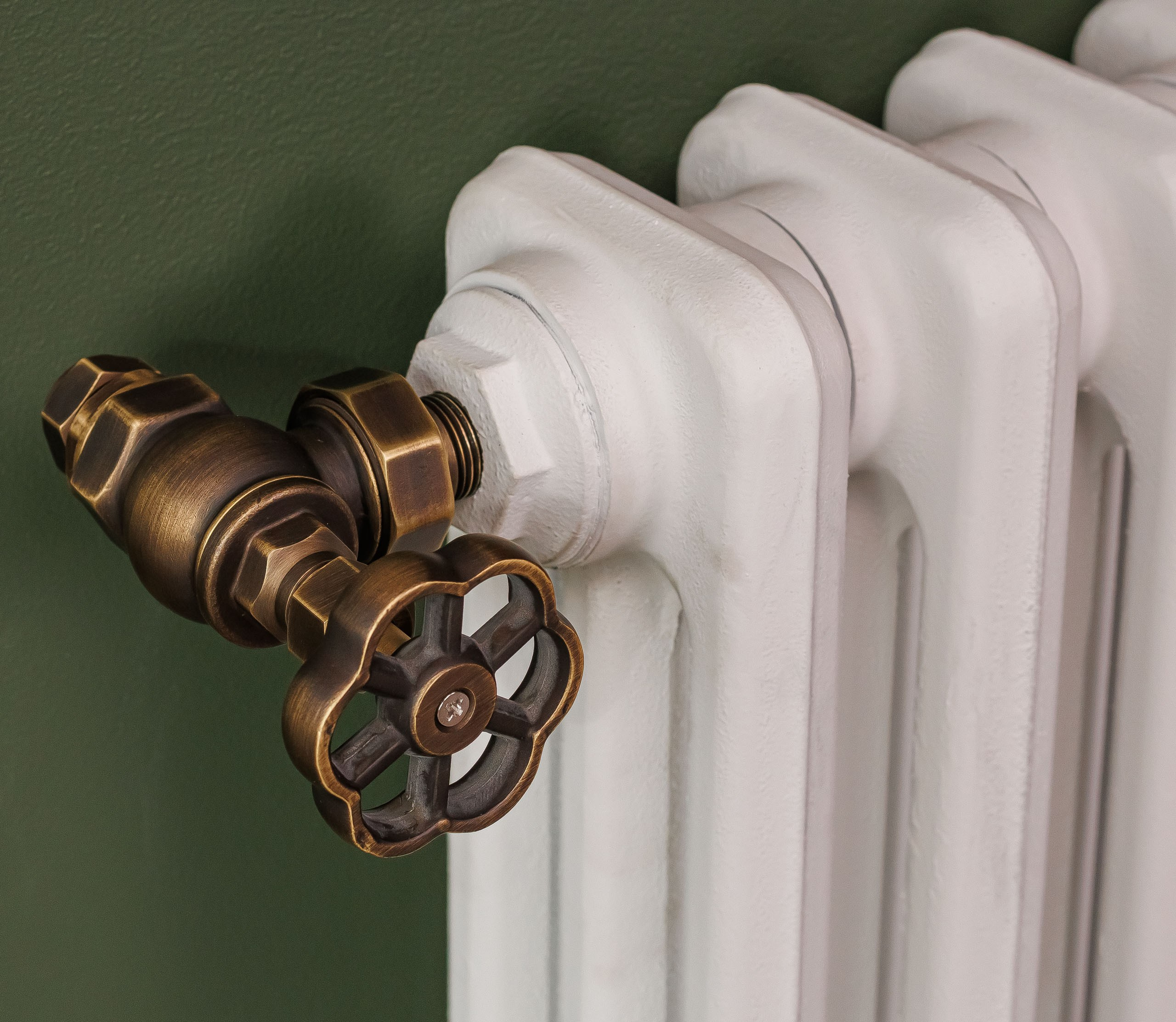 Предметные фотографии дизайнерских радиаторов отопления в стиле ретро