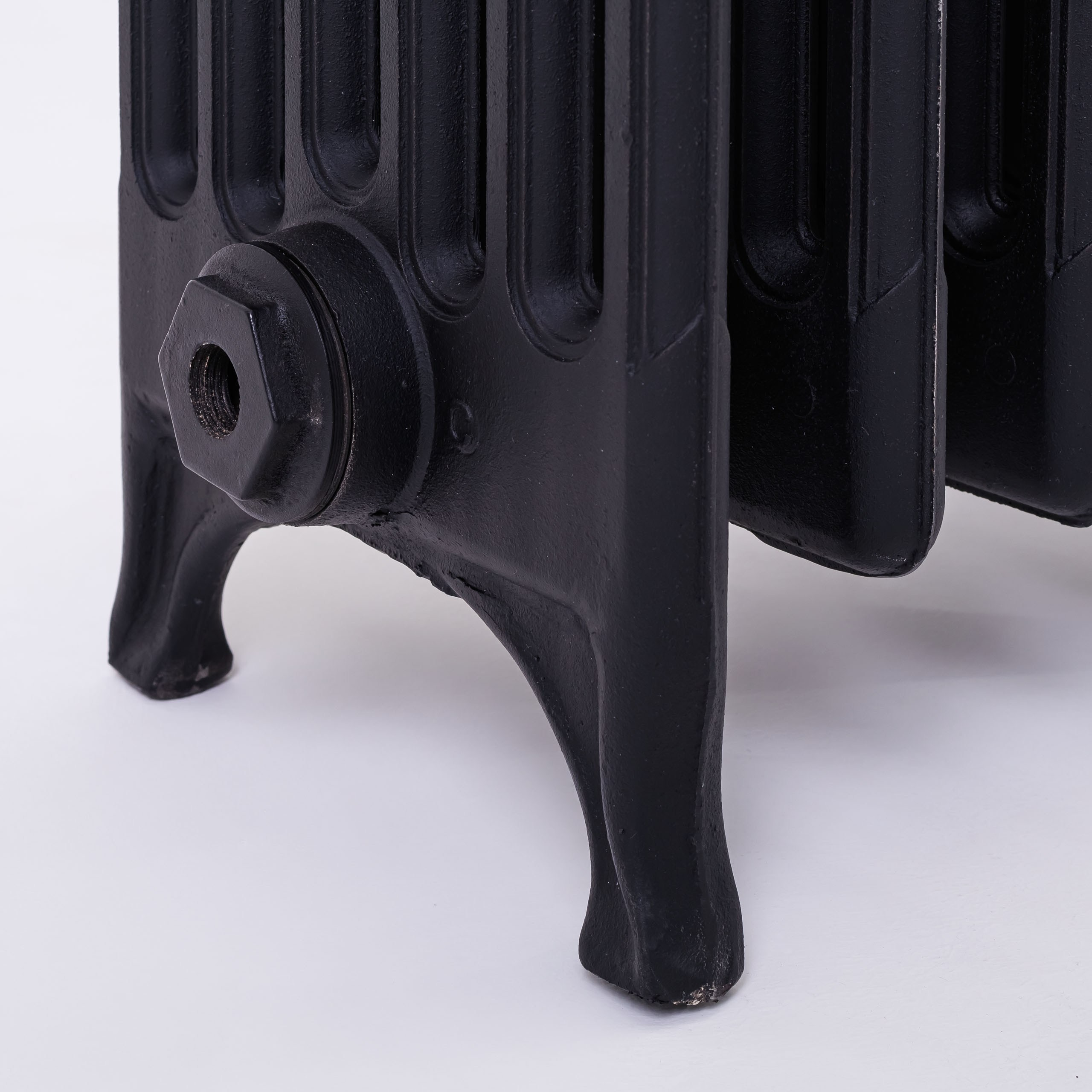 Предметные фотографии дизайнерских радиаторов отопления в стиле ретро