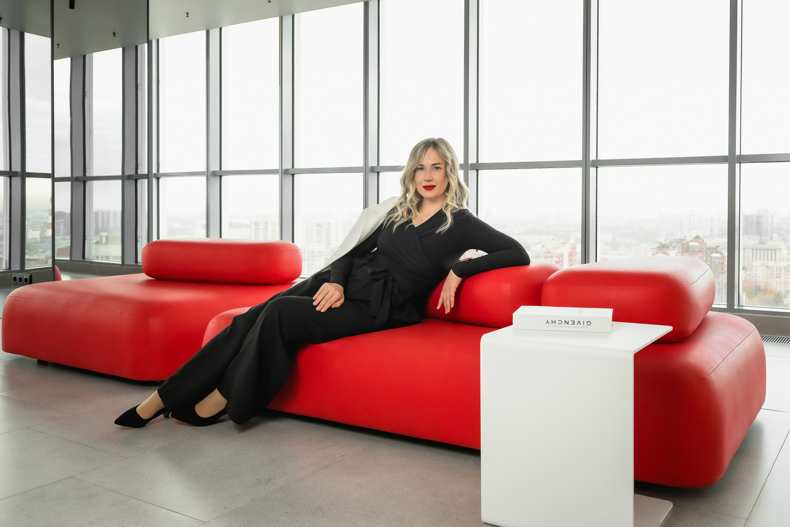 Портрет на красном фоне. КОНТЕНТ | БРЕНД фотограф Санкт-Петербург — Жанна Олтаржевская