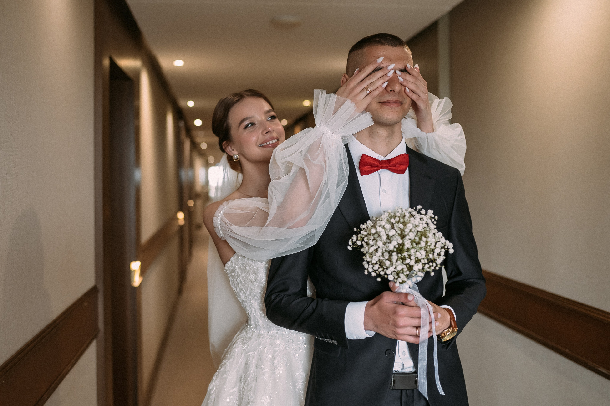 Свадебное утро и прогулка красивой яркой пары. Свадебный и семейный фотограф в Симферополе Дарья Маркова