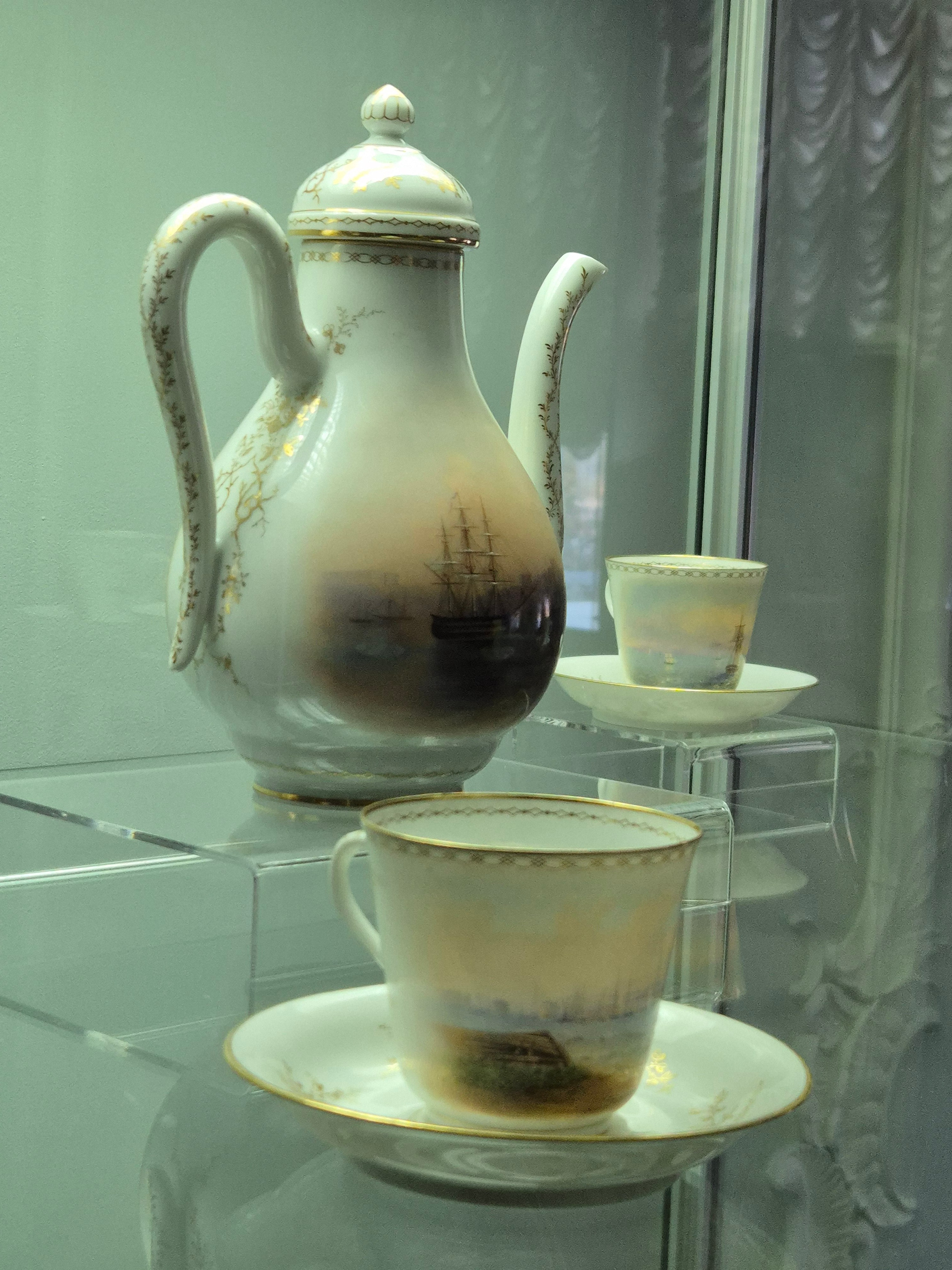 После экскурсии в Нижнем в хранилище фарфора с огромным внимание и удовольствием рассматриваю выставленные изделия. Очень нежный сервиз с изображениями картин Айвазовского