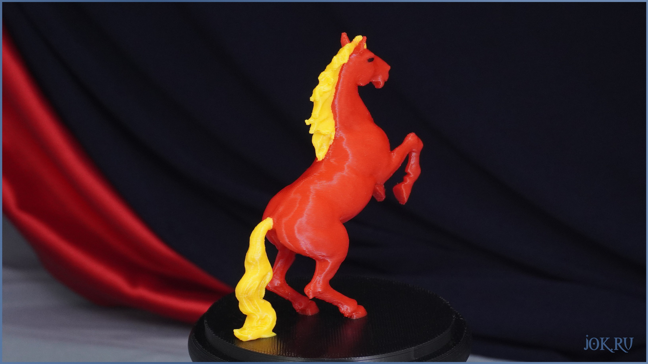 Фигурка лошади огненно‑красного цвета — стильный аксессуар для праздничного интерьера.