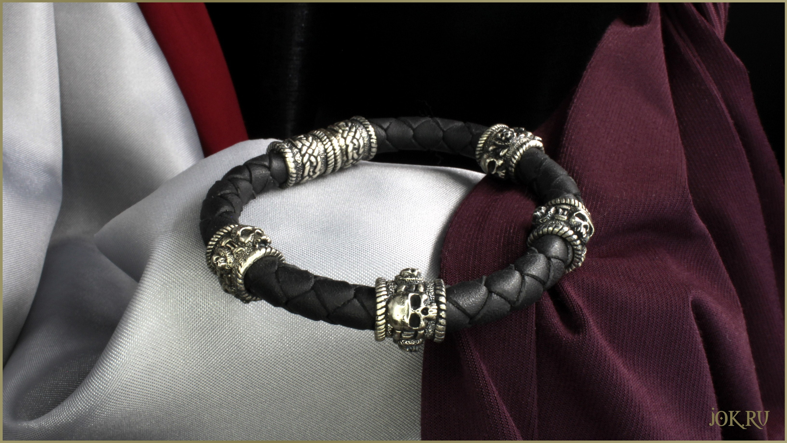 Браслеты и бусины на заказ. Кельтские черепа выполнены в виде объемных элементов. Некоторые модели могут включать дополнительные элементы, такие как узоры, руны или символы.