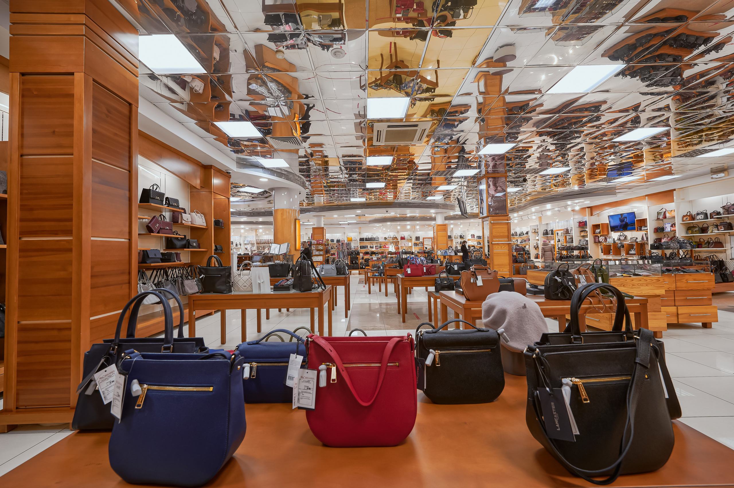 Портфолио по интерьерной и экстерьерной фотосъёмки: Мир Сумок — Правый берег. Фотограф Яковлев Роман — Красноярск