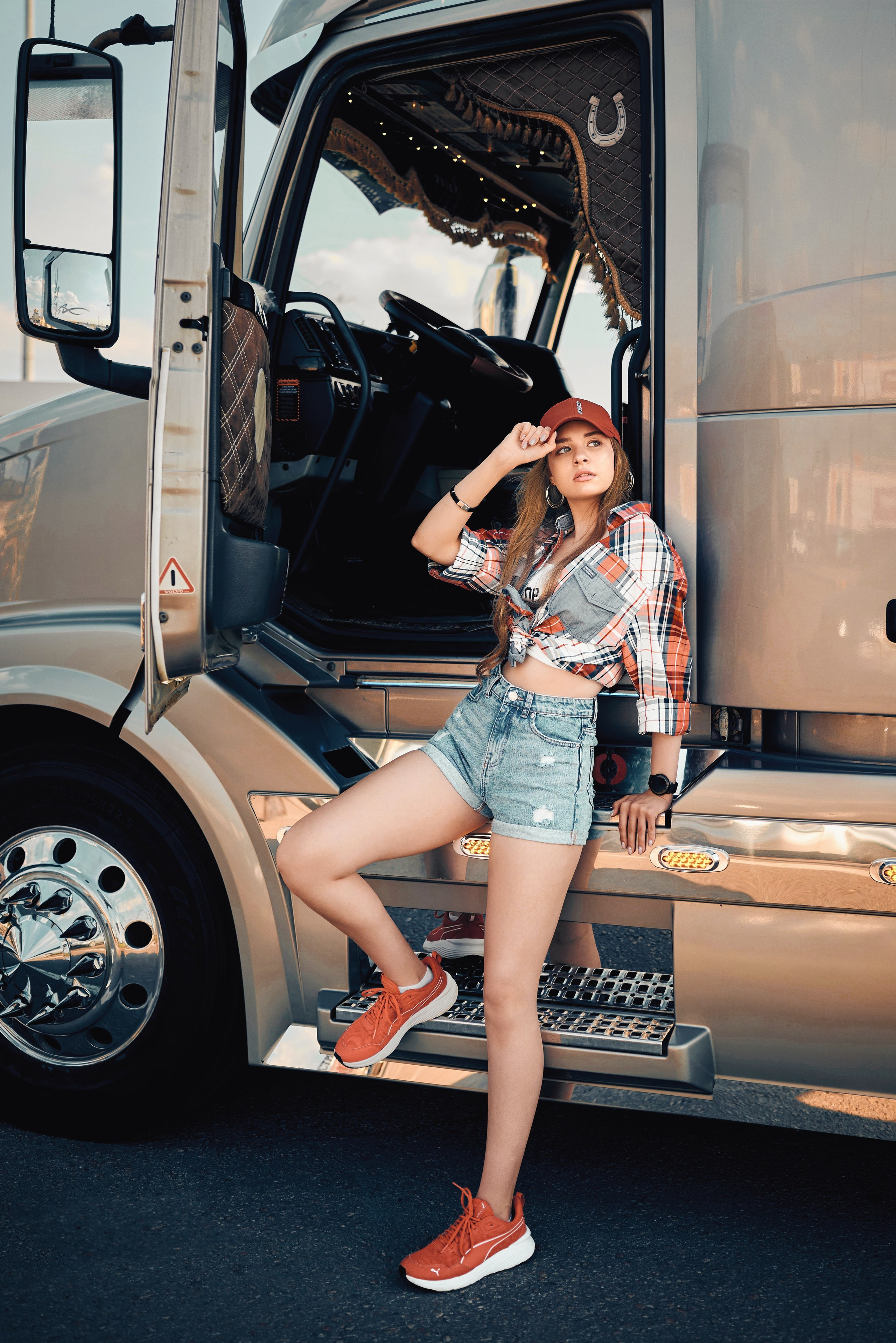 Truck & Girl. Фотограф Денис Кривопусков