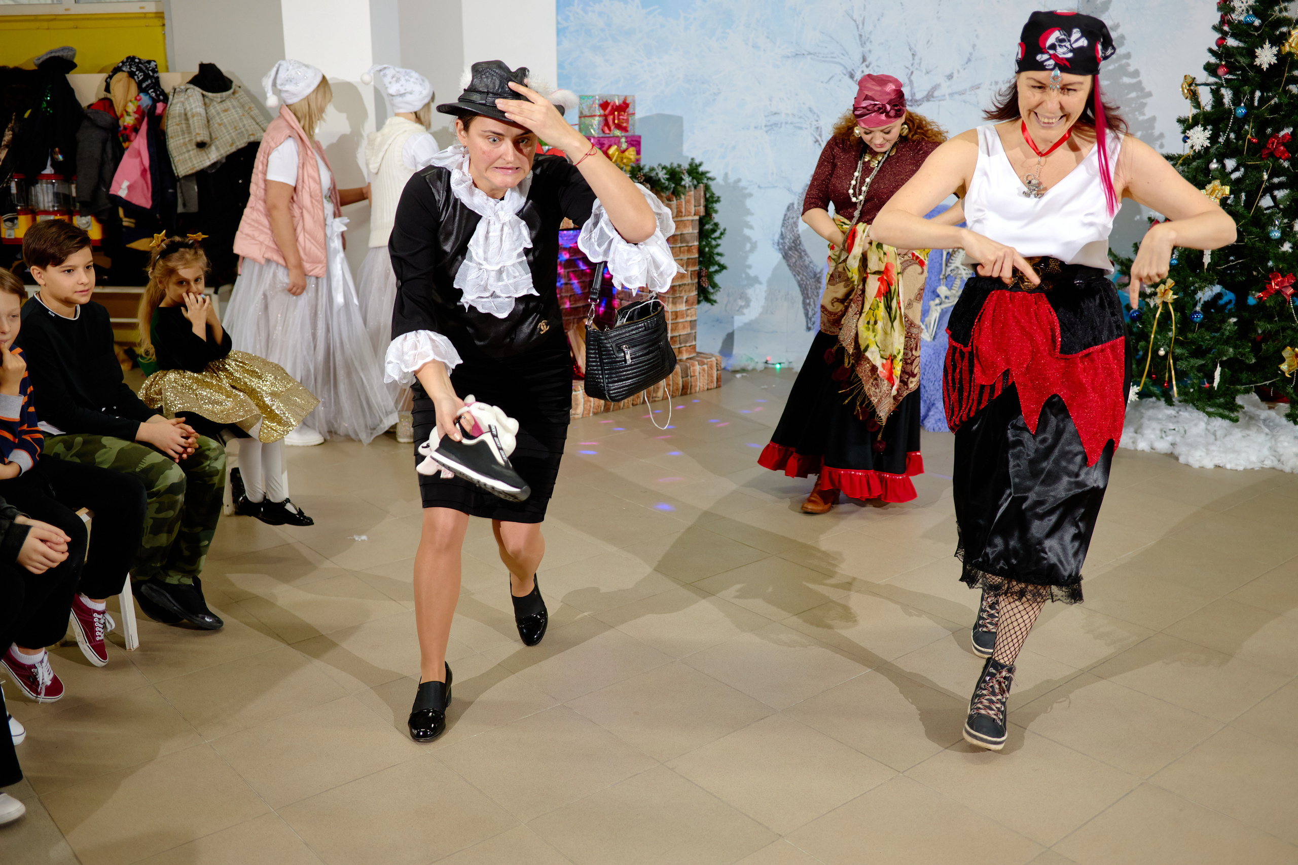 Баба Яга и Лайки. Фотограф Выпускные альбомы Таганрог Сергей Коробченко