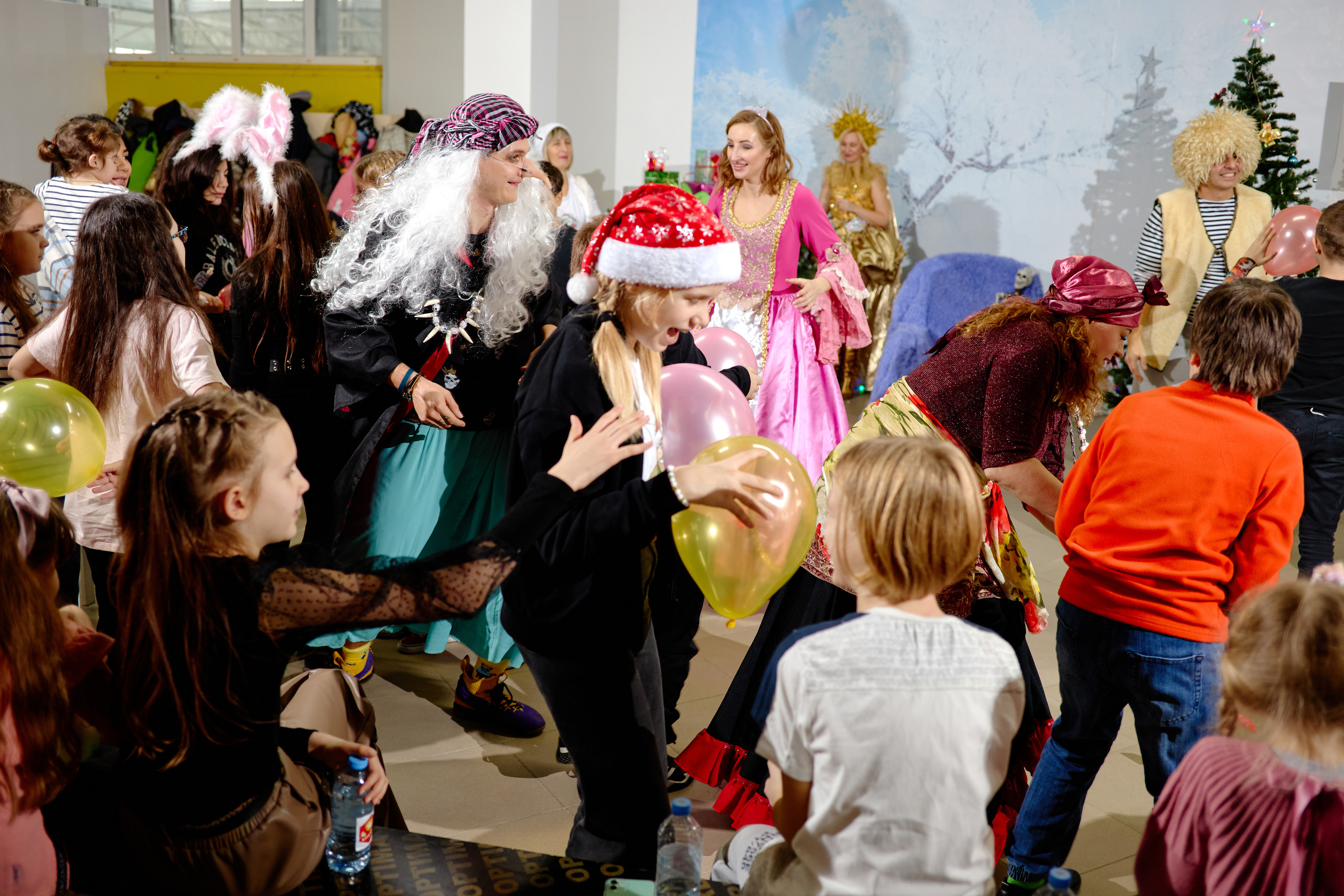 Баба Яга и Лайки. Фотограф Выпускные альбомы Таганрог Сергей Коробченко