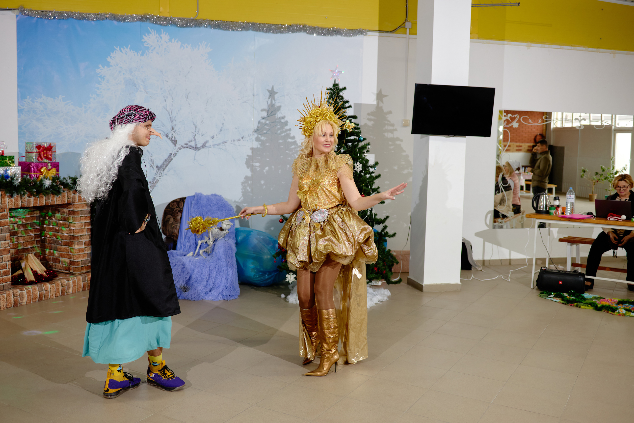 Баба Яга и Лайки. Фотограф Выпускные альбомы Таганрог Сергей Коробченко