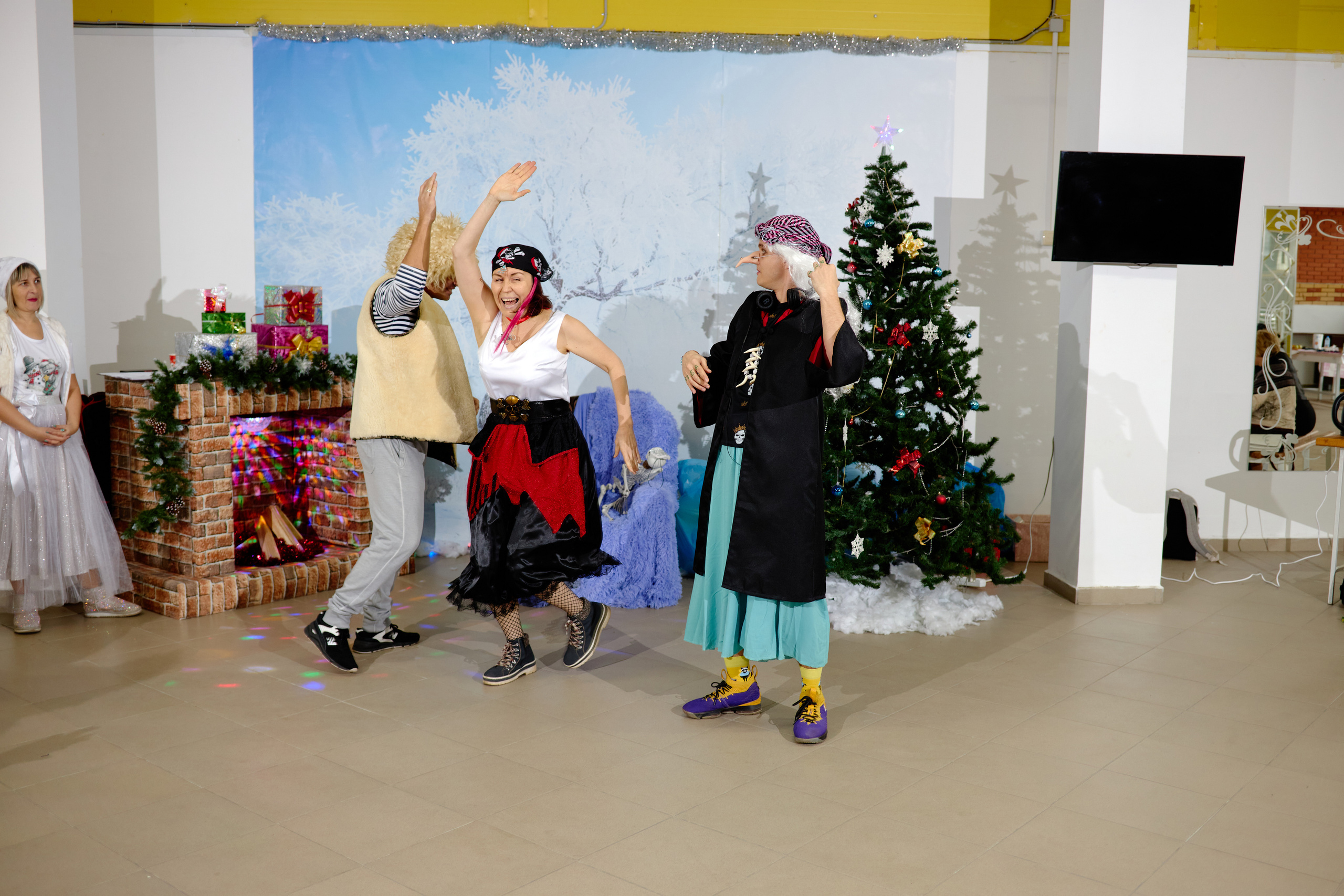 Баба Яга и Лайки. Фотограф Выпускные альбомы Таганрог Сергей Коробченко