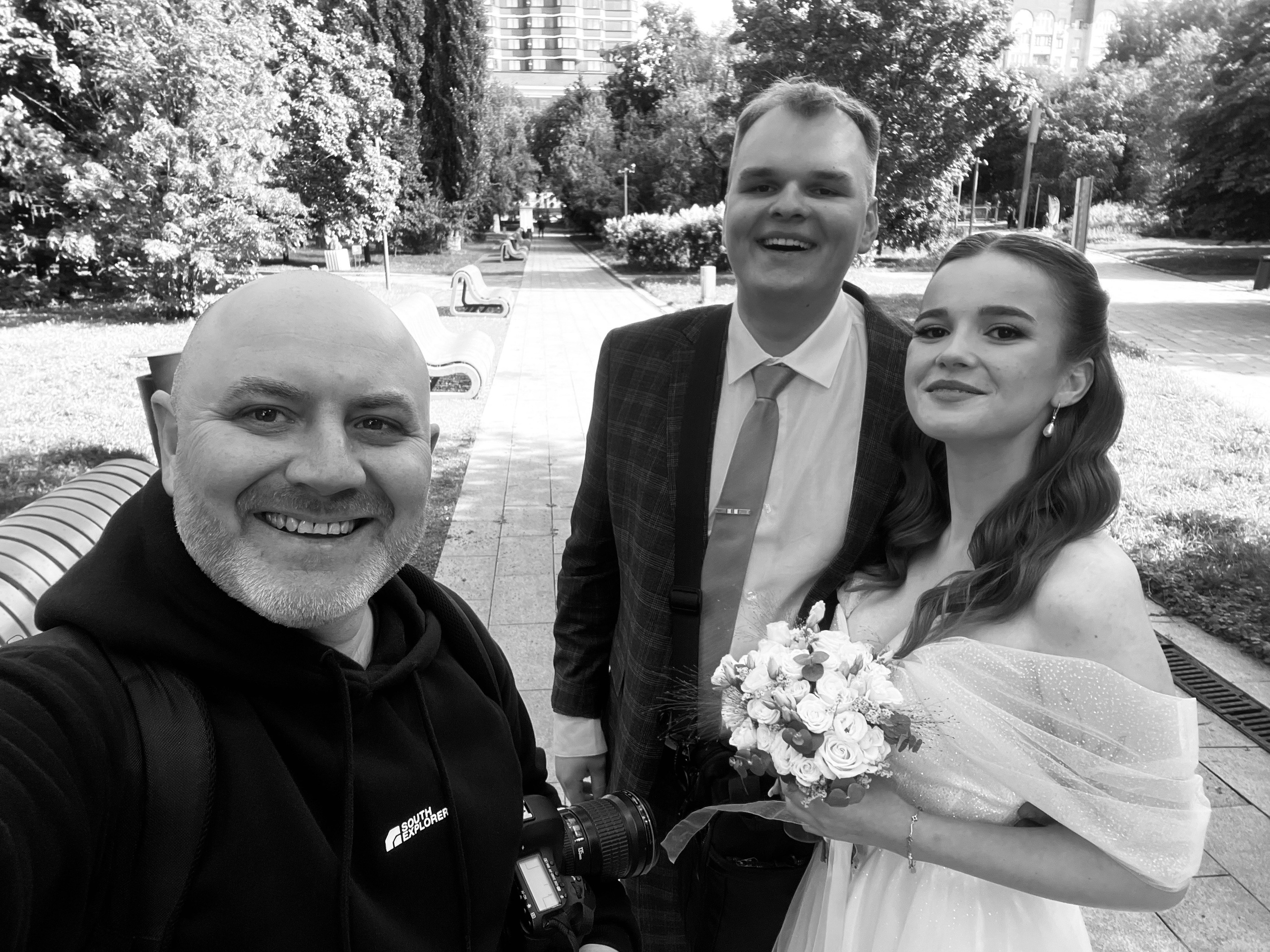 Фотограф в кадре — на протяжении уже 10 лет, по традиции делаю обязательно фото с молодыми!. Свадебный фотограф Александр Абрамов Москва / Зеленоград