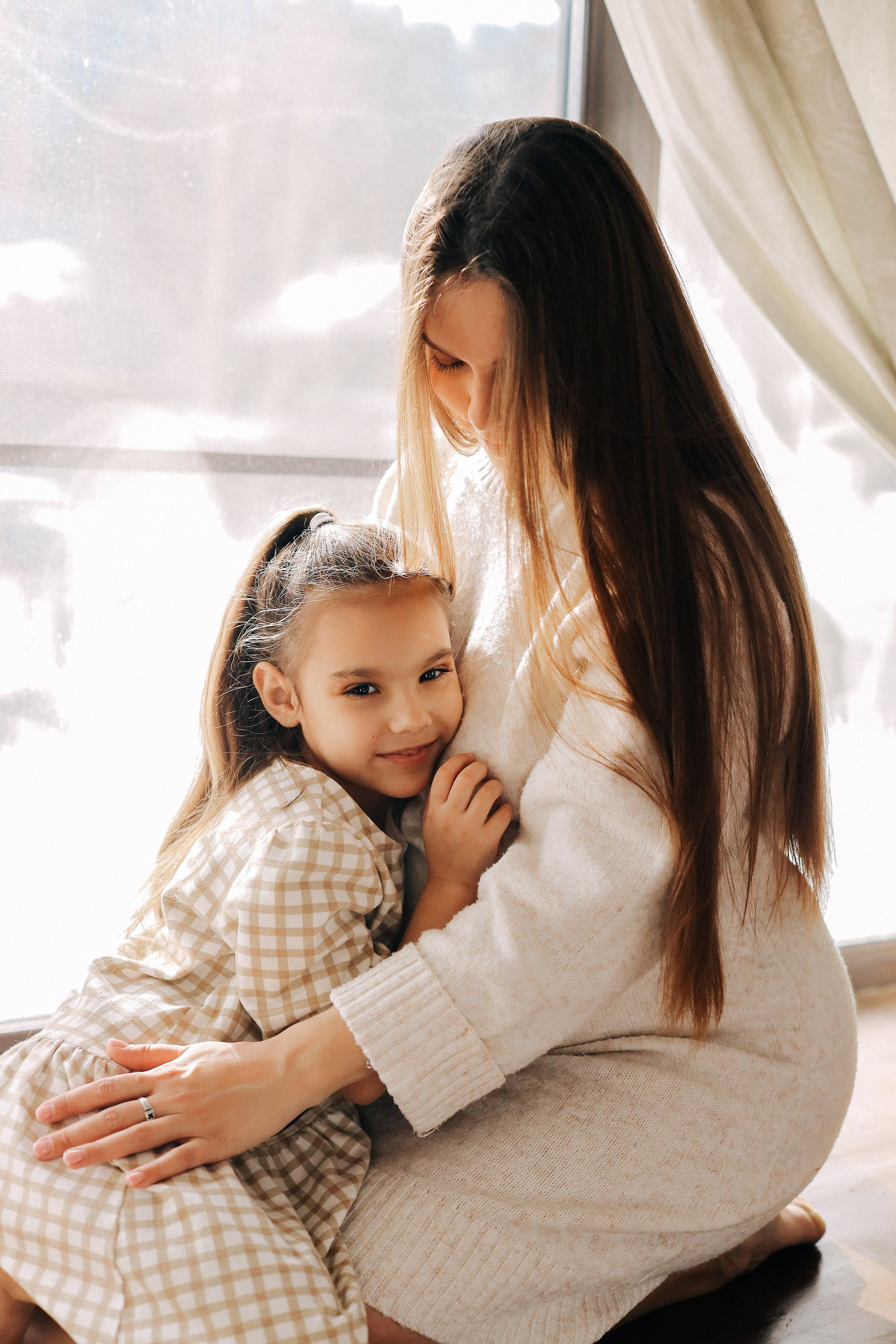 Мама в ожидании и дочка дома. Фотограф Кемерово