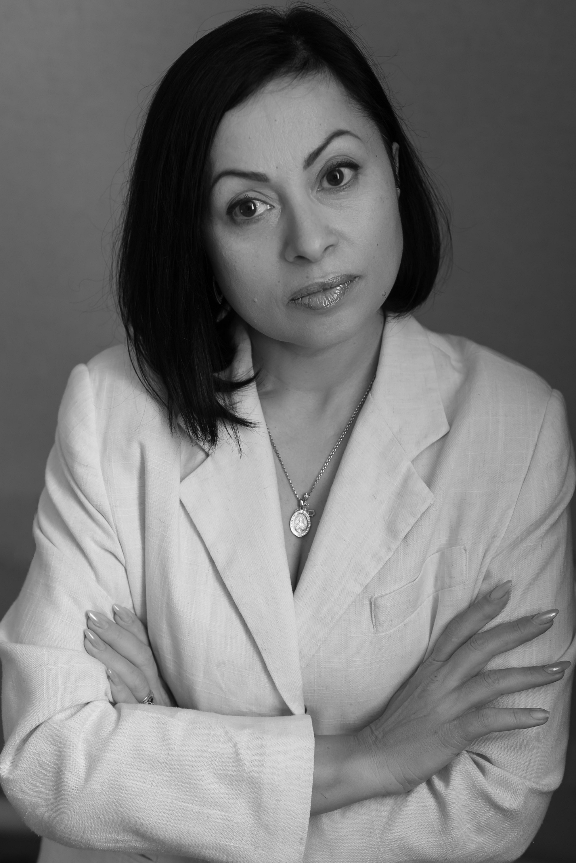 Красивая женщина в белом пиджаке.